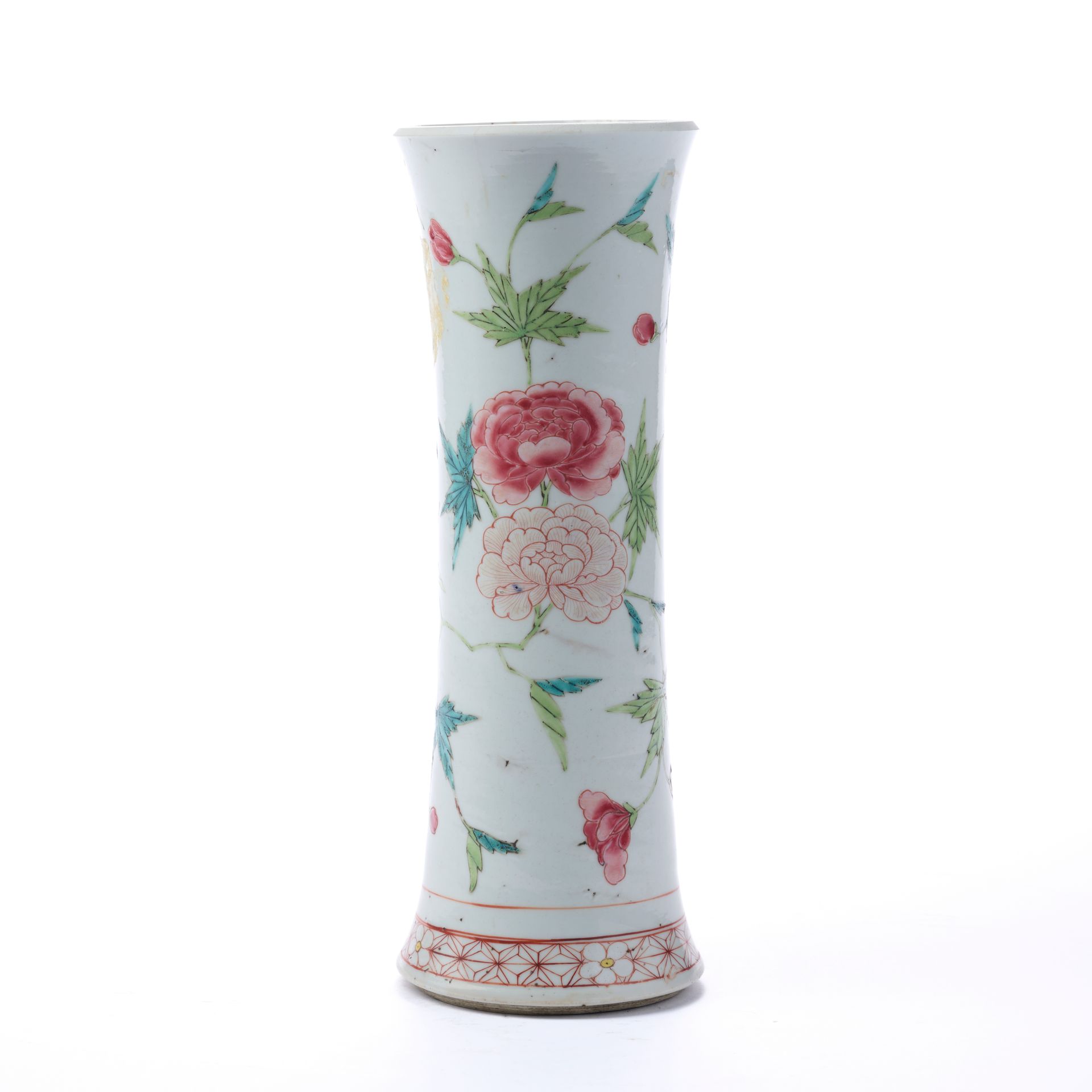 Null CINA.
Vaso a corno in porcellana smaltata Famille Rose decorato con peonie &hellip;