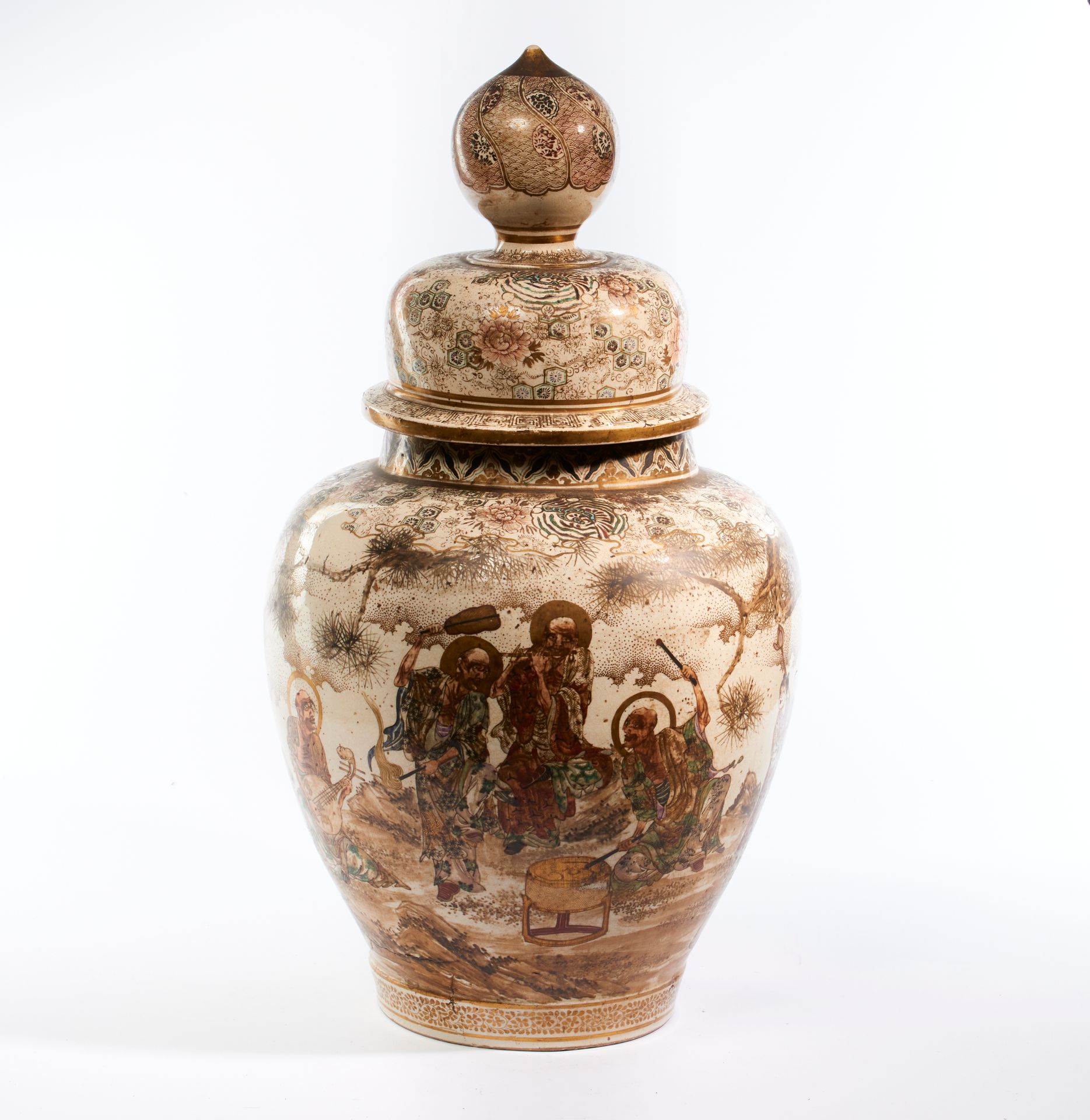 Null GIAPPONE.
Grande vaso rivestito in terracotta decorato con smalti policromi&hellip;