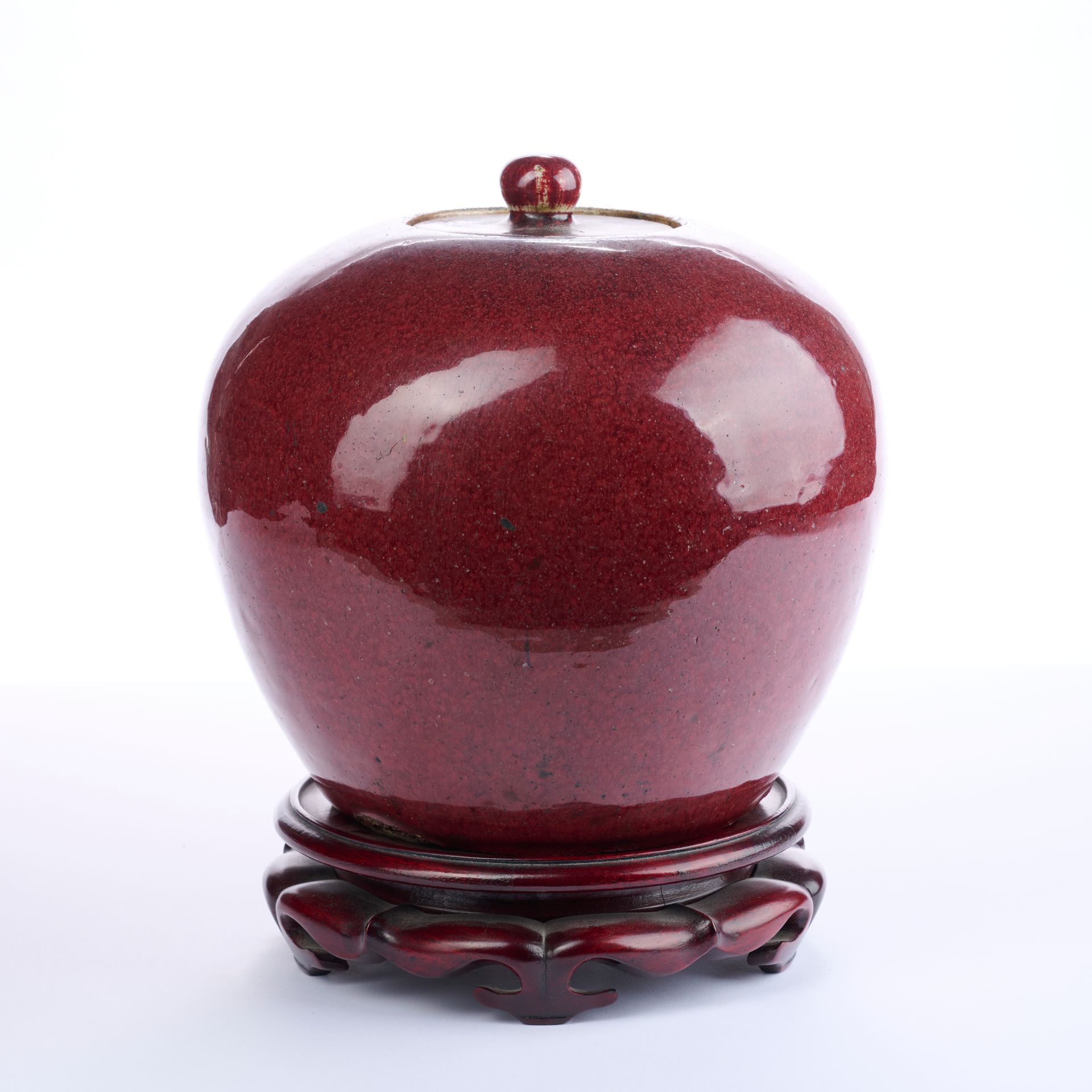 Null CINA.
Vasetto da zenzero in porcellana smaltata rossa fiammata. 
XX secolo.&hellip;
