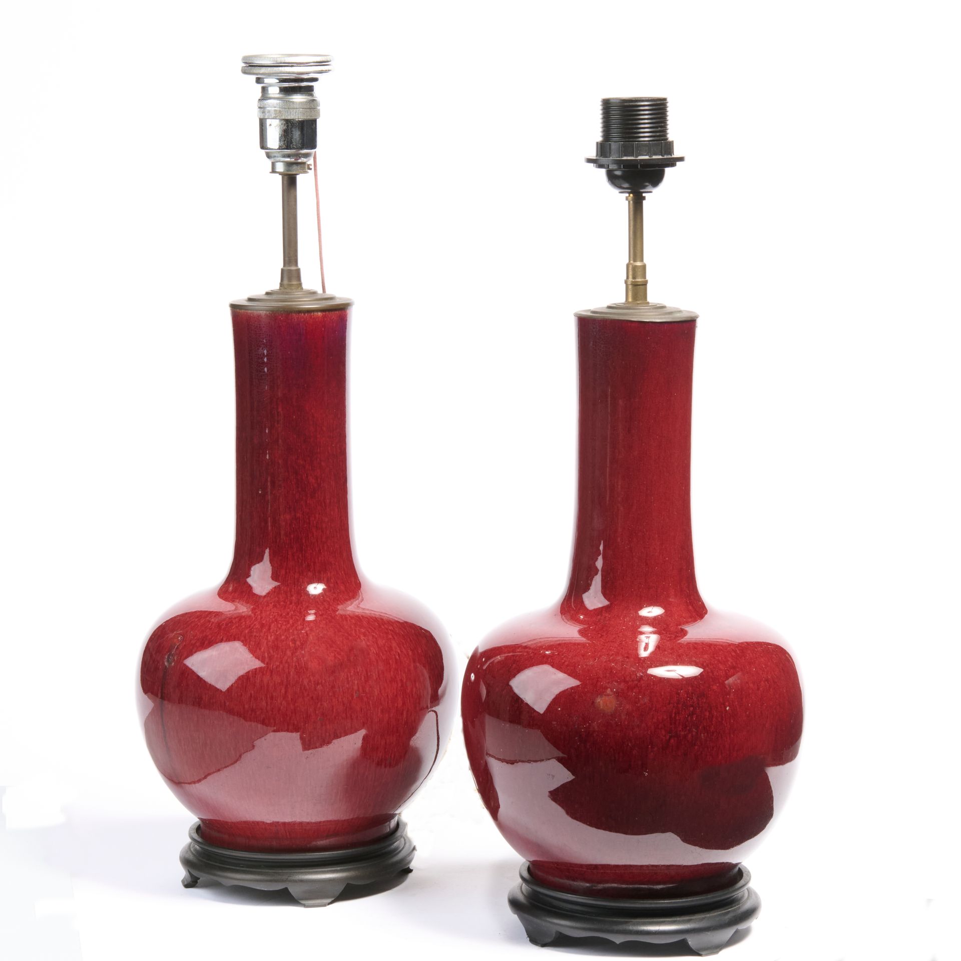 Null CHINA. 
Ein Paar lampenmontierte Flaschenvasen aus rot gedecktem Porzellan,&hellip;