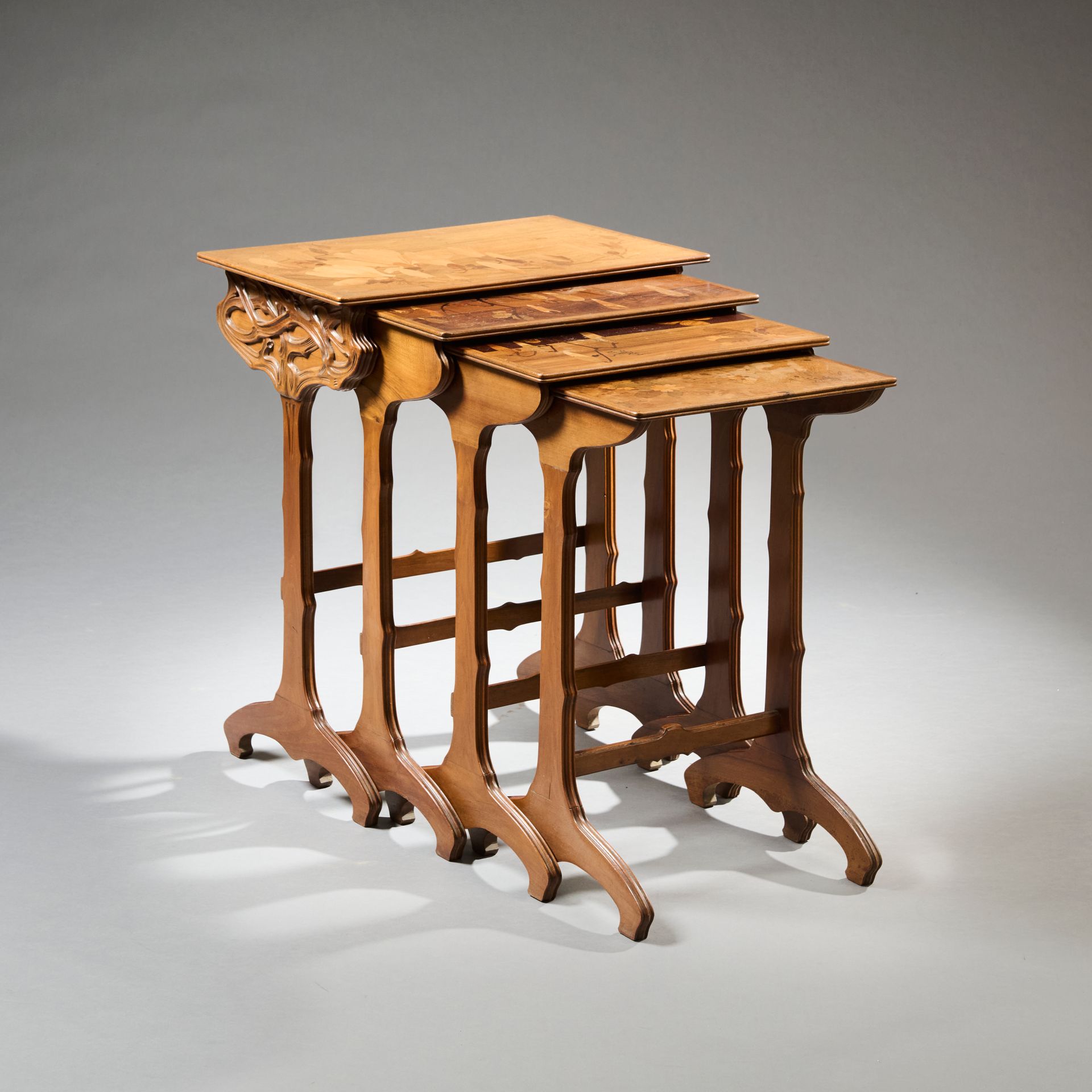 Null 埃米尔-加尔（Emile GALLE，1846-1904 年）。
一套四张胡桃木模制巢桌，长方形桌面由不同种类的木材镶嵌而成，并染有花朵和蝴蝶图案（有&hellip;