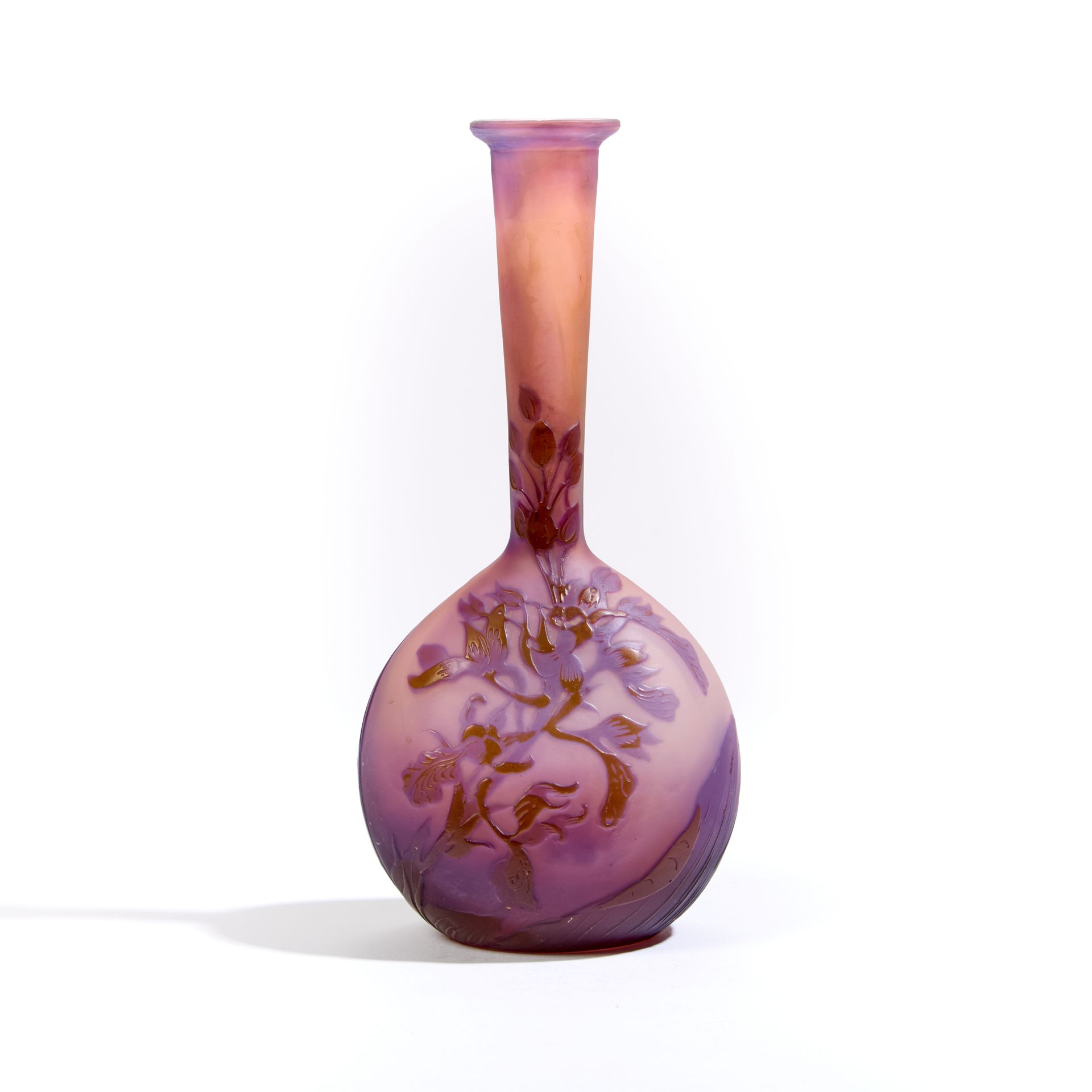 Null 机构 GALLE.

多层玻璃小花瓶，酸蚀淡紫色花朵装饰。

有签名。

高度高度：17 厘米