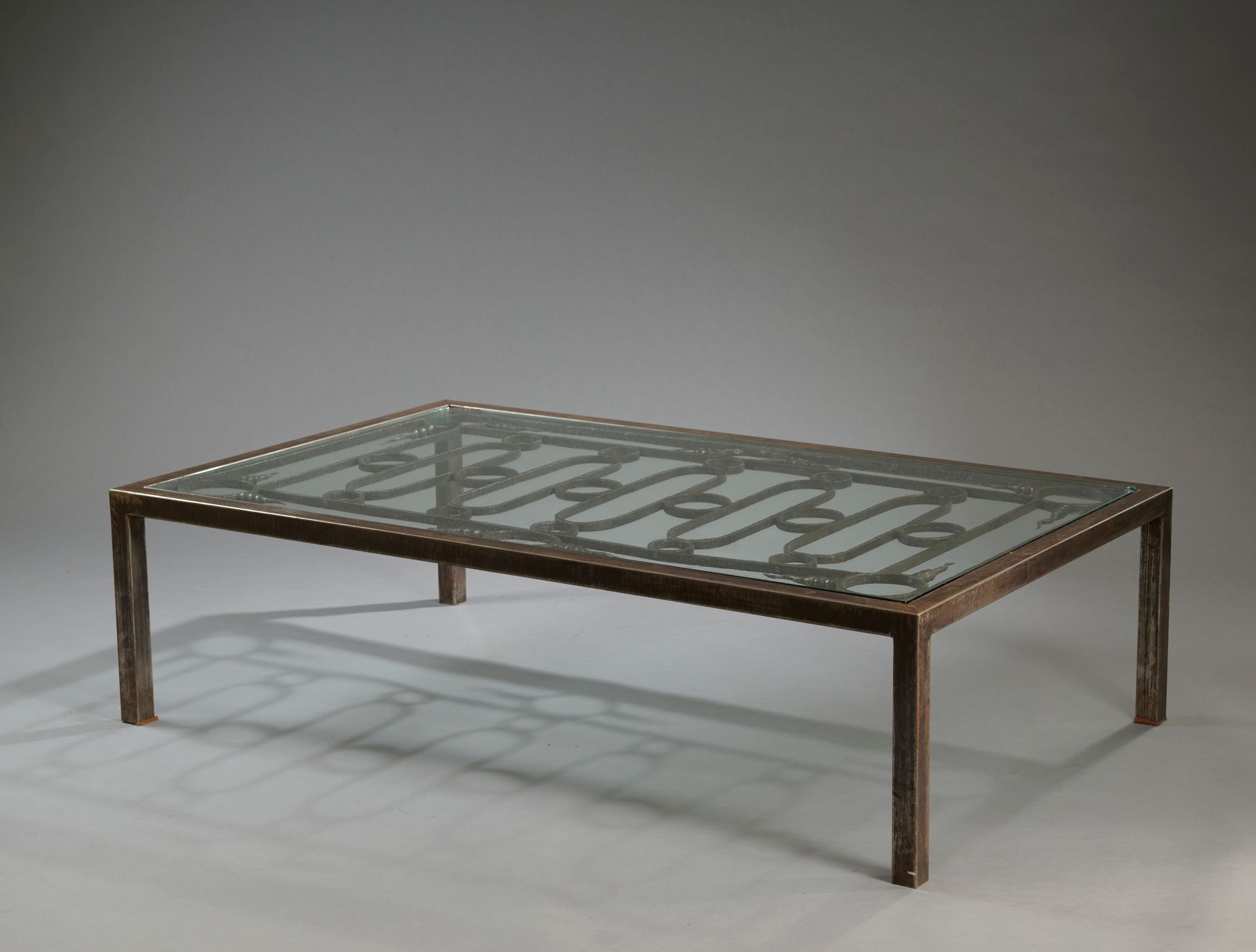 Null Tavolino composto da una ringhiera in ferro battuto montata su acciaio sott&hellip;