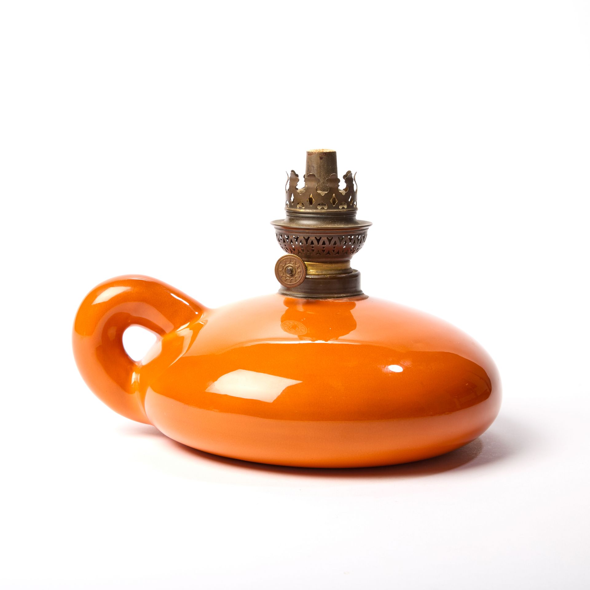 Null 让-夏托尼（20 世纪）。

橙色珐琅陶瓷油灯底座，扁平灯身和小把手。

底部有釉下签名。

约 1960 年。

高度：18 厘米 - 直径：21 &hellip;