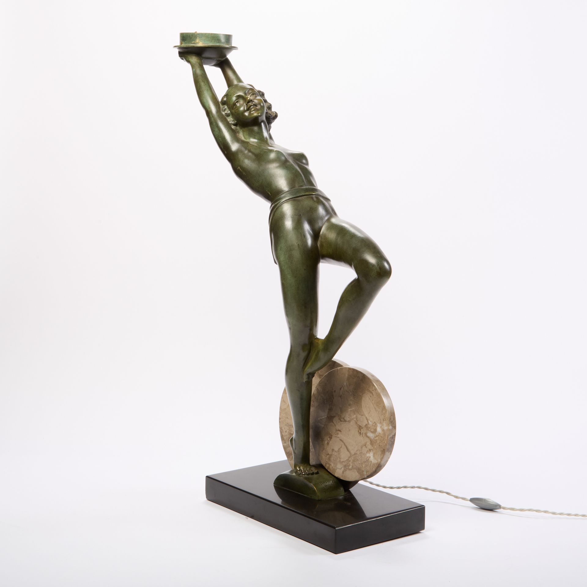 Null 萨尔瓦多-梅拉尼（1902-1934）。
手持一盏灯的女子。
青铜，带绿色铜锈和大理石圆盘，露台上有签名。
黑色大理石矩形底座。
约 1930 年。
&hellip;
