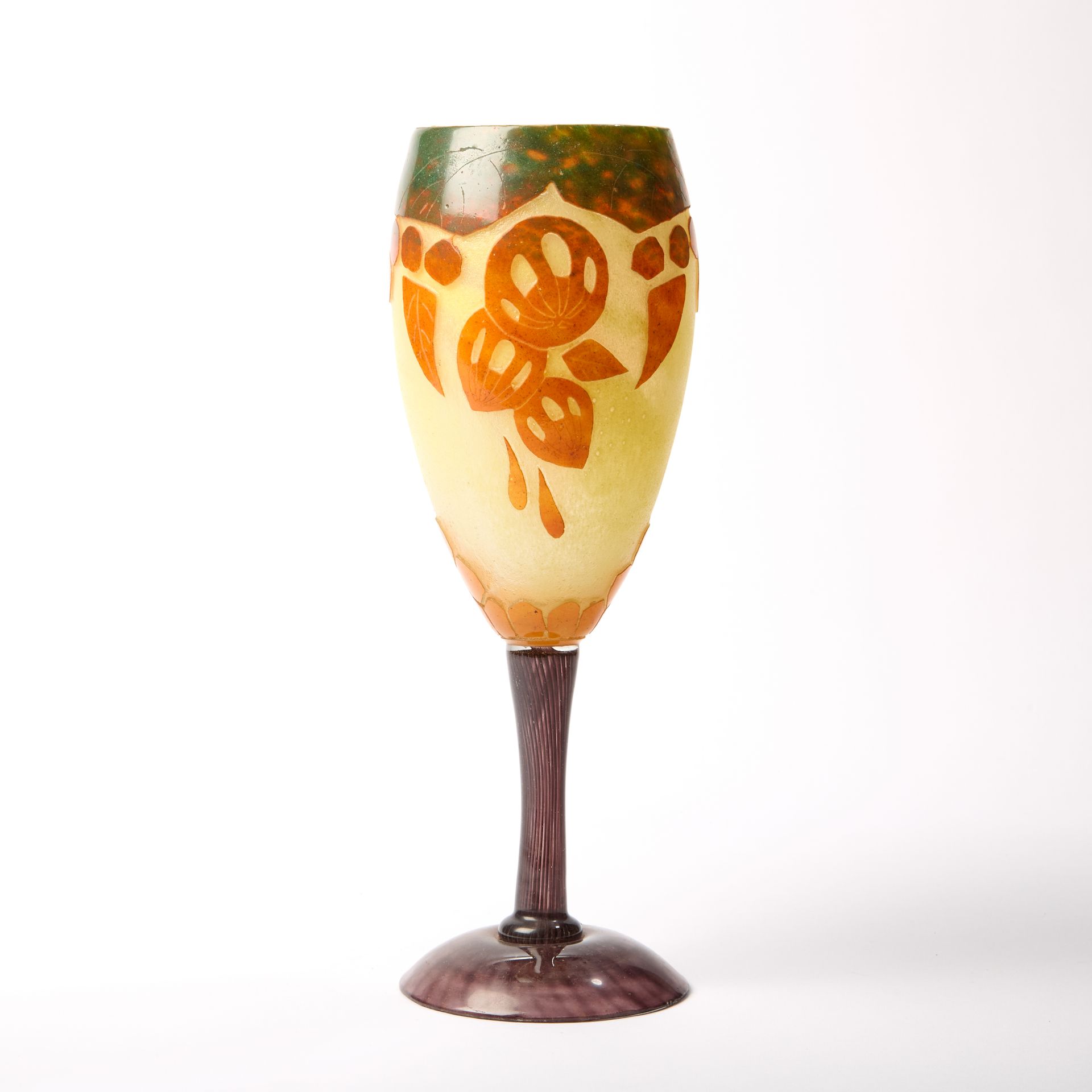 Null 查尔斯-舍恩德（1881-1953 年），法国玻璃艺术家。
底座上的多层玻璃大碗，饰有黄底图案，底座和圆形底座均为紫罗兰色（底座有轻微缺口）。
底座上&hellip;