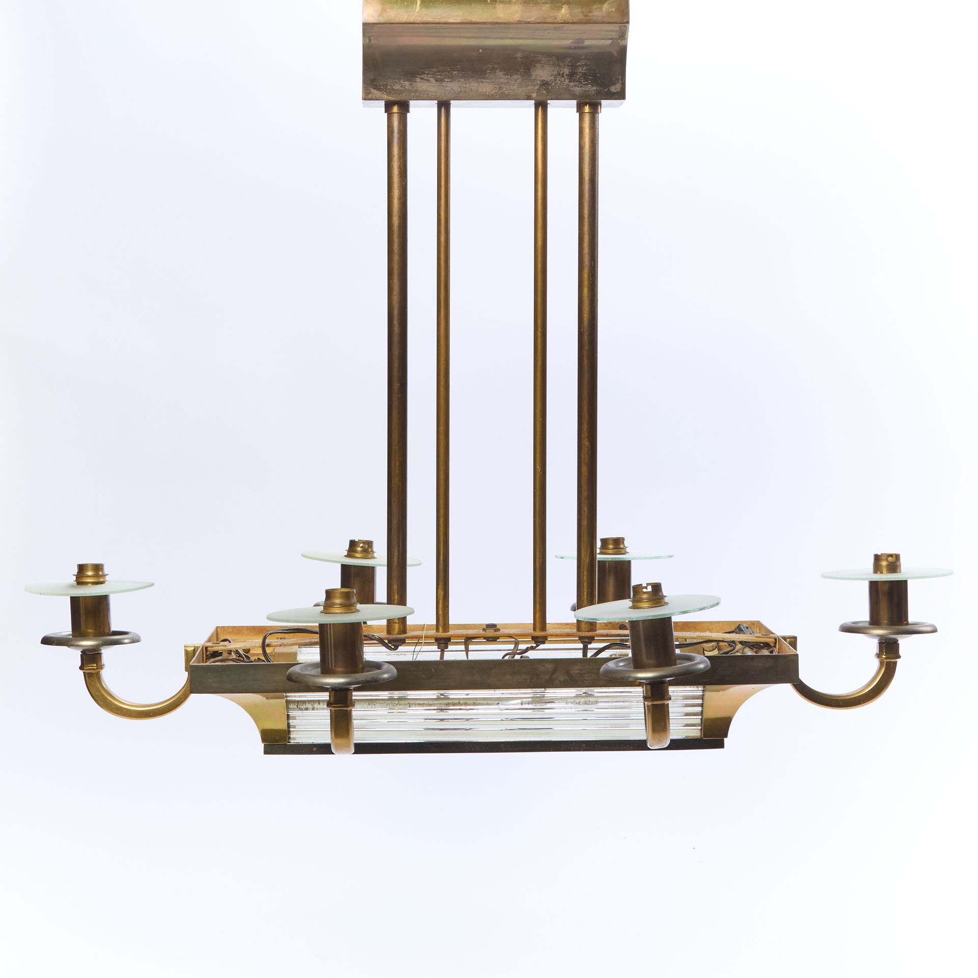 Null 归功于亨利-佩蒂托（1914-1938 年）。
长方形镀金金属碗形吊坠，带两个暗灯和六个低灯，饰有磨砂玻璃圆盘（其中一个玻璃已损坏）。 
制作时间约 &hellip;