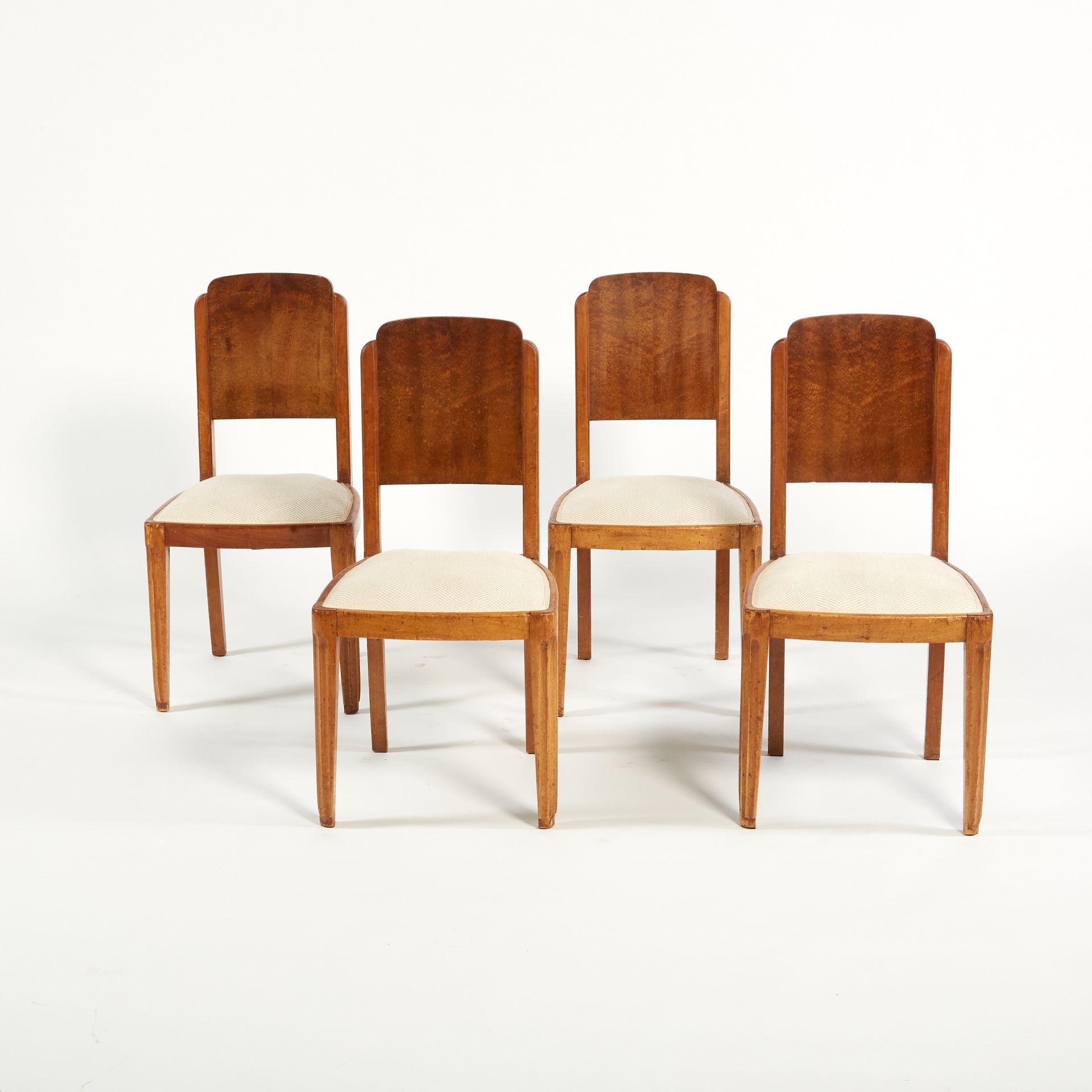 Null 一套四把胡桃木椅，椅背呈弧形，前腿有三角形凹槽，后腿略呈马刀形（有磨损）。 

约 1940 年。

高88 厘米 - 宽 46 厘米 - 深 45 &hellip;