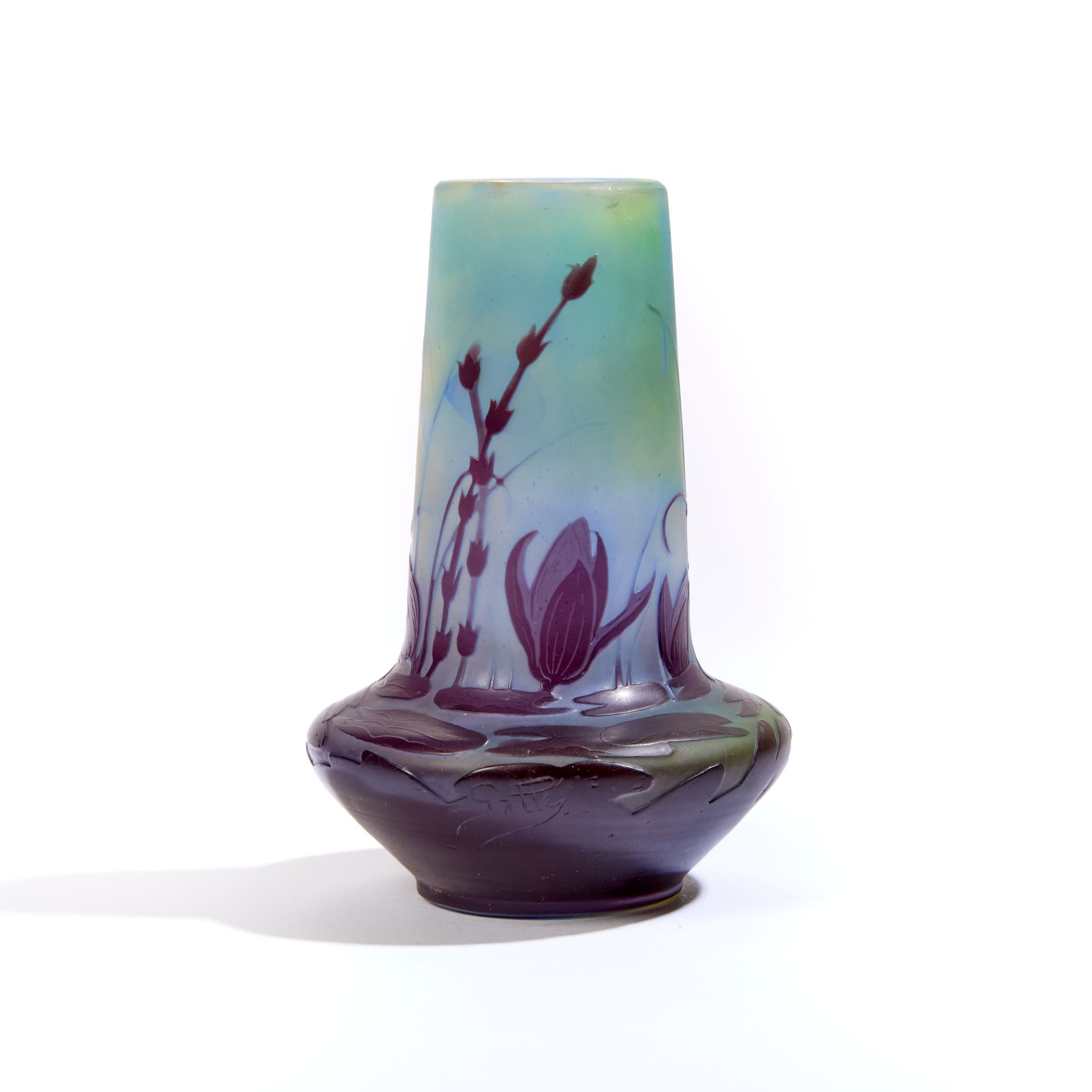 Null 机构 GALLE.

小花瓶，瓶身扁平，高颈，多层玻璃，酸蚀刻蓝底淡紫色睡莲装饰。

有签名

高度：13 厘米高度：13 厘米