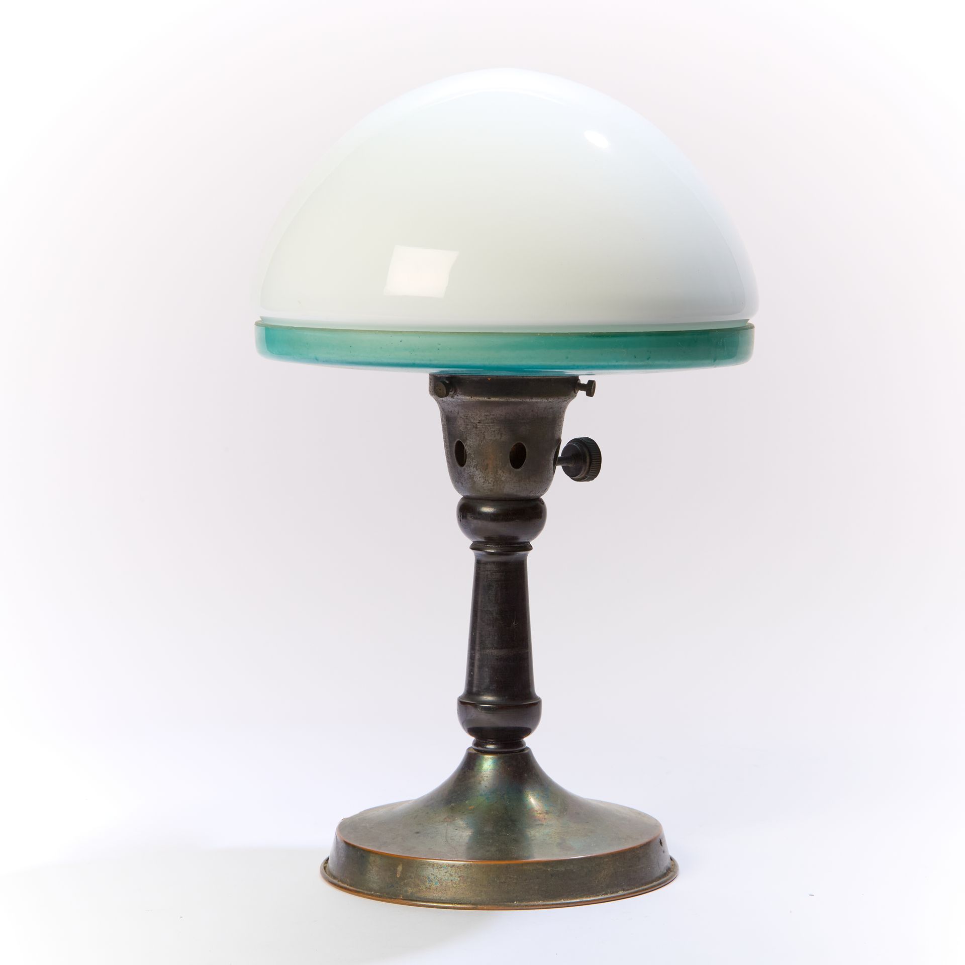 Null 伊尔林（20 世纪）。
金属灯，圆形底座上有圆柱形灯轴，半球形灯罩由白色乳白玻璃和蓝色灯碗组成。
已签名。
约 1930 年。
高度高度：35 厘米