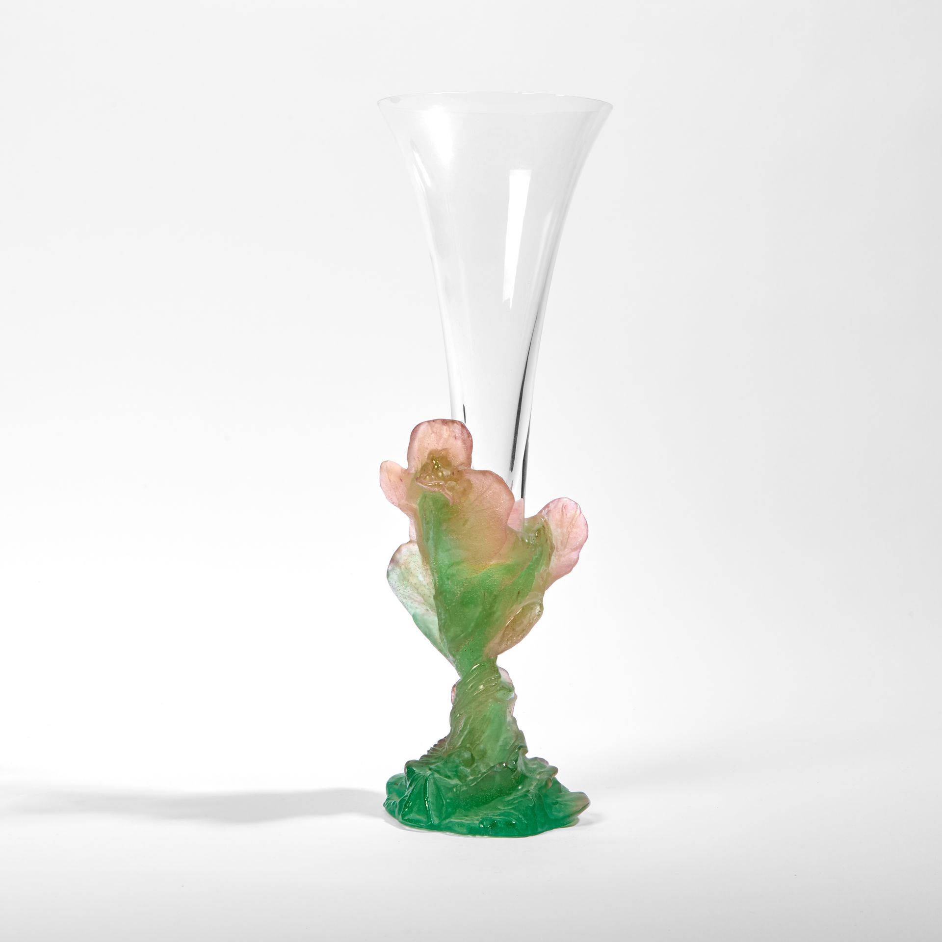 Null DAUM, France.
Vase cornet en cristal clair sur base en pâte de verre à déco&hellip;