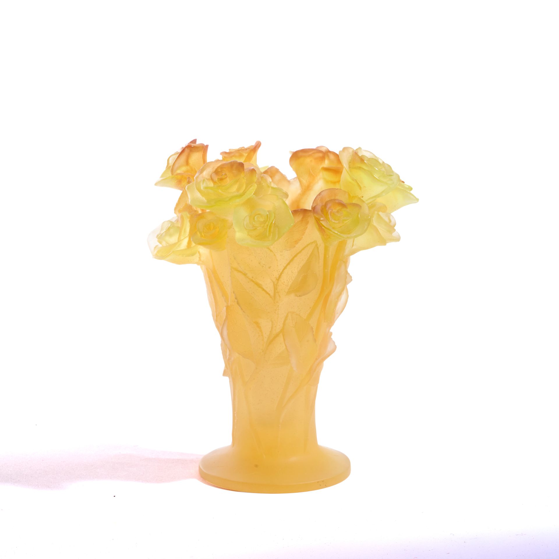 Null DAUM. 
黄色珍珠粉花瓶，浮雕蔷薇花蕾装饰（黄色旧花瓣上的小缺口）。 
底座下有签名。
高度高度：21 厘米
随附原包装盒。