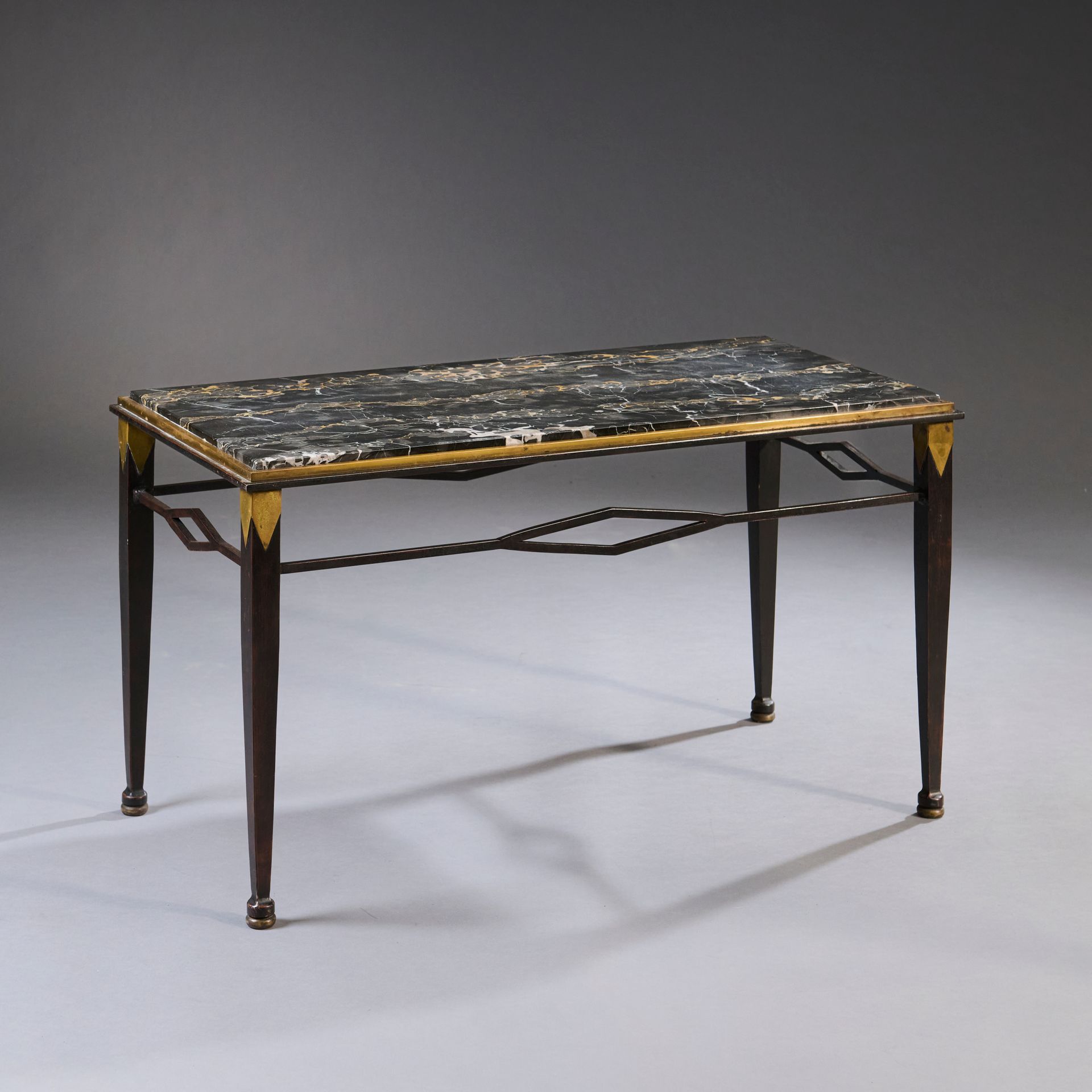 Null 长方形咖啡桌或茶几，桌腿为古铜色，桌腿顶端有三角形黄铜元素，并以菱形连接。桌面为大理石。

约制作于 1940 年。
高度：50 厘米50 厘米 - &hellip;