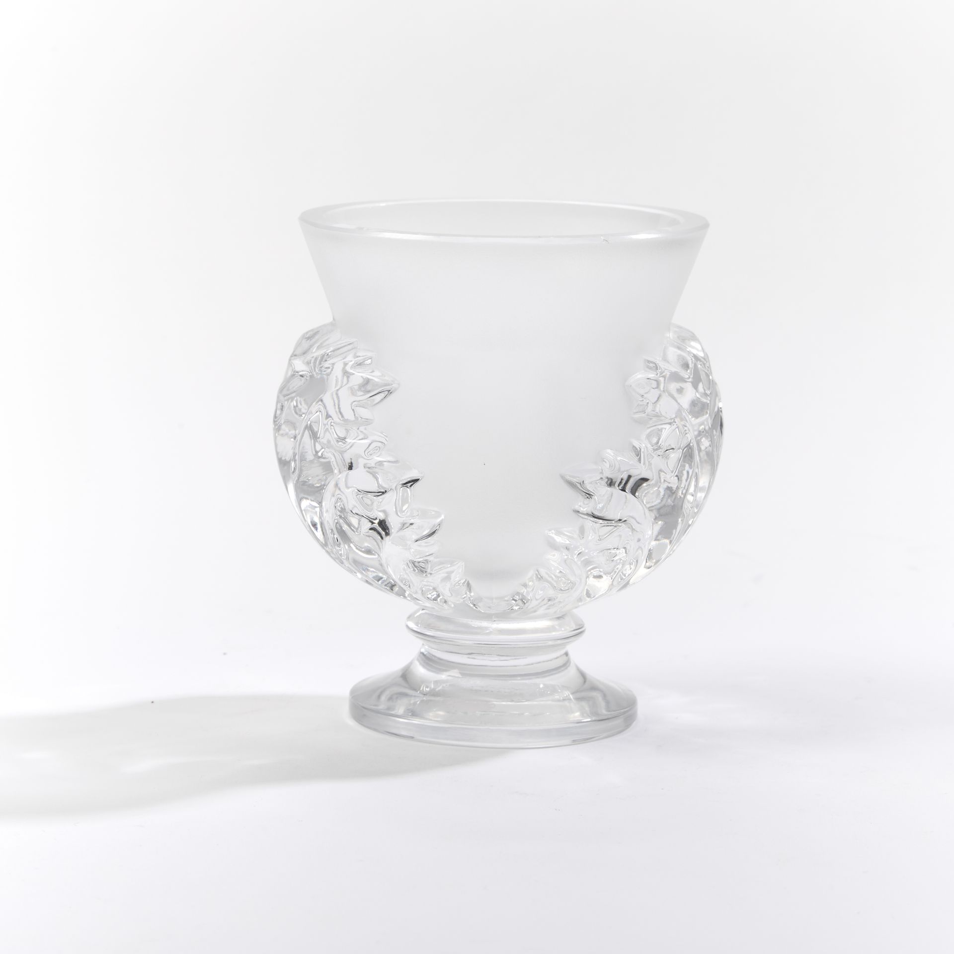 Null LALIQUE. 
Partially frosted molded glass vase, "Saint-Cloud" model, with fl&hellip;