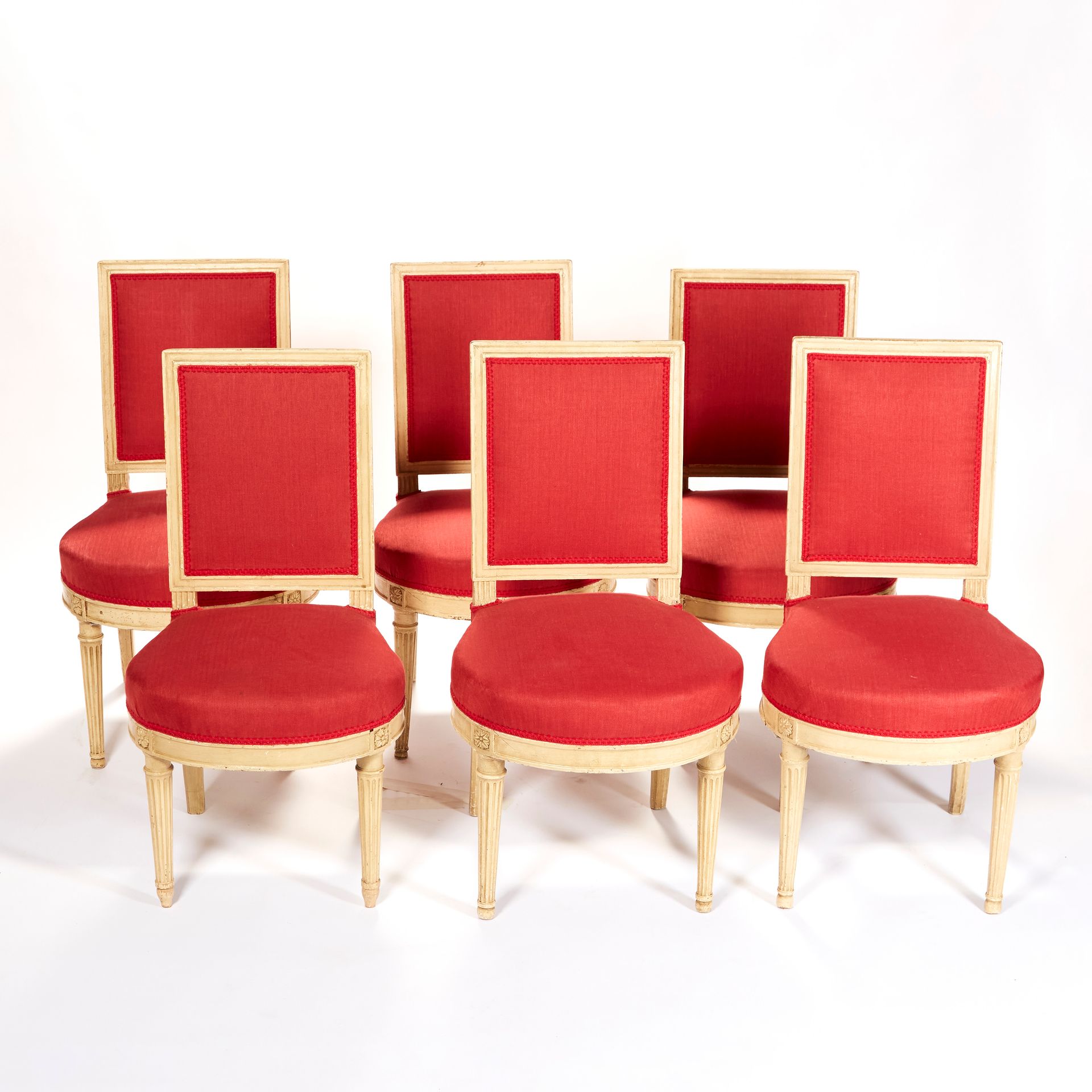 Null Suite of six molded, carved and white lacquered wood chairs, daisy-decorate&hellip;