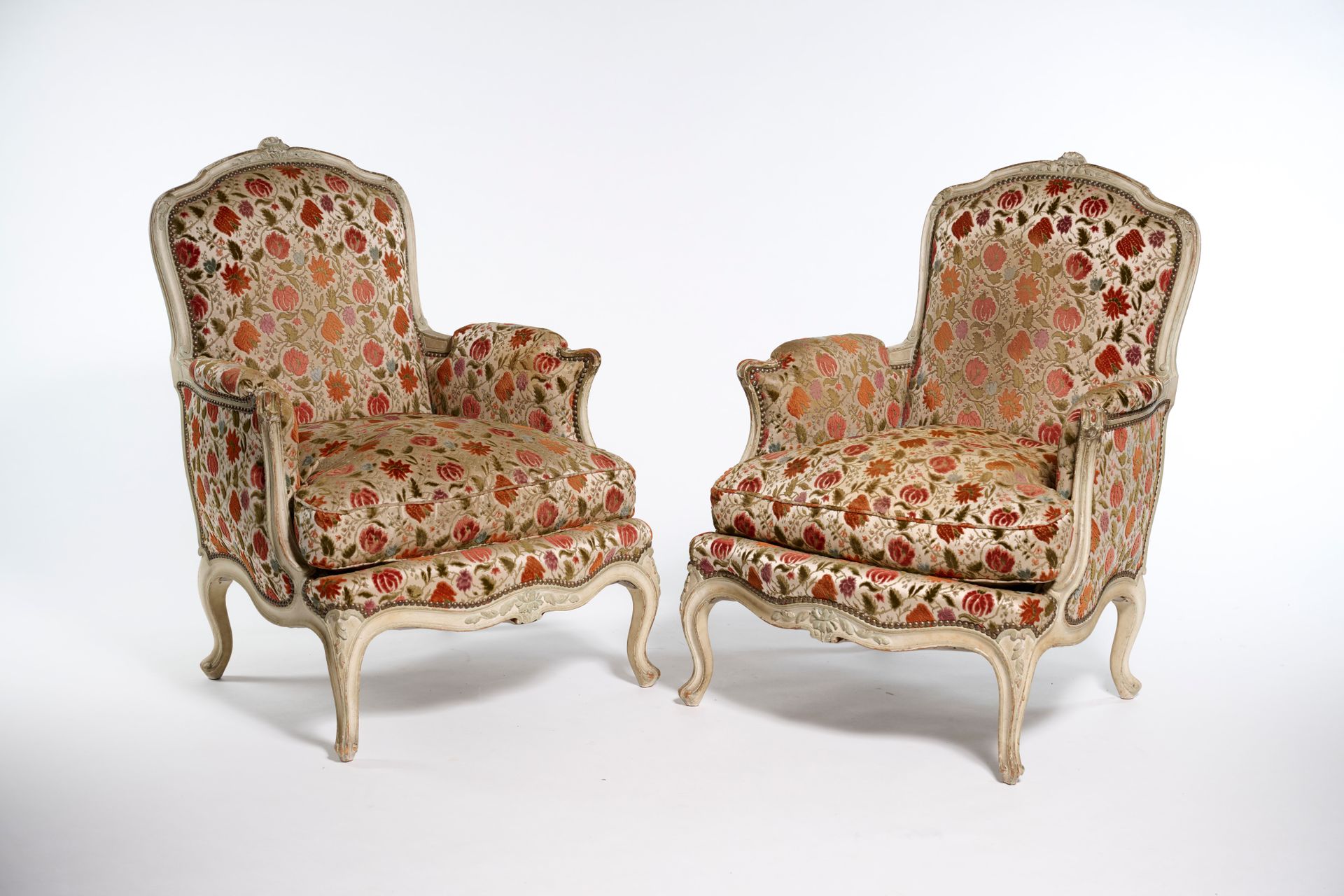 Null Pair of large molded, carved and relacquered beech bergères à la reine, rec&hellip;