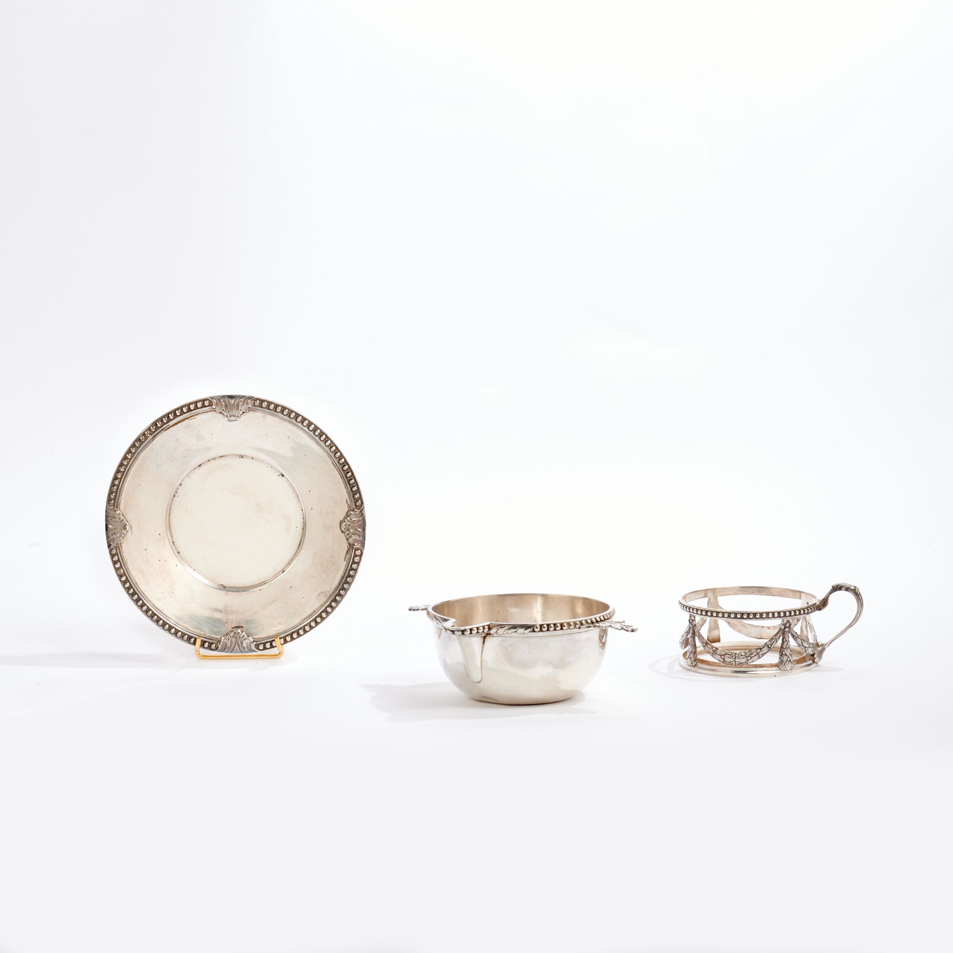 Null A set in 950 thousandths silver, including: 
- A small saucer with ears (sh&hellip;