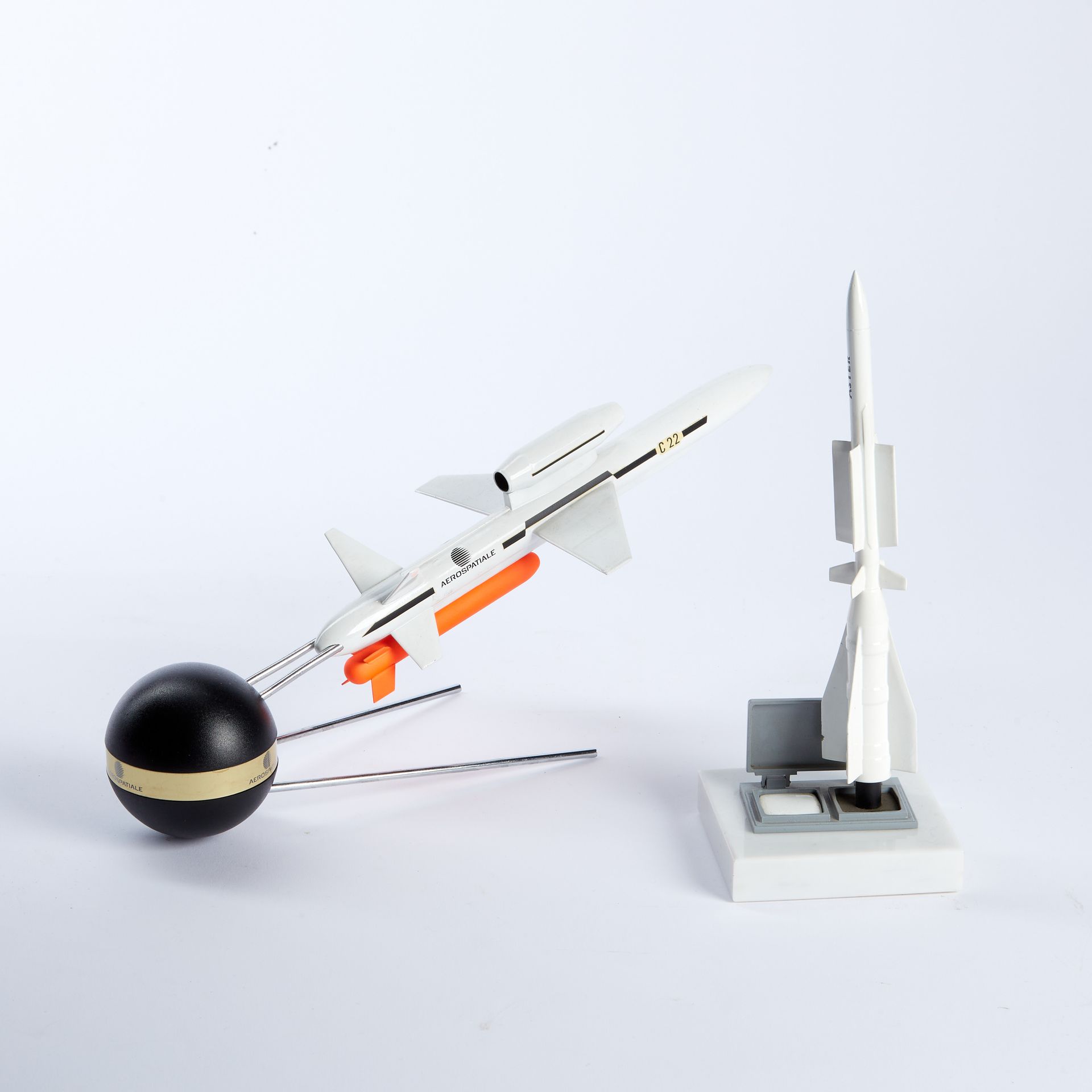Null AEROSPAZIALE.

Due modelli di missili in metallo verniciato (C22 con base e&hellip;