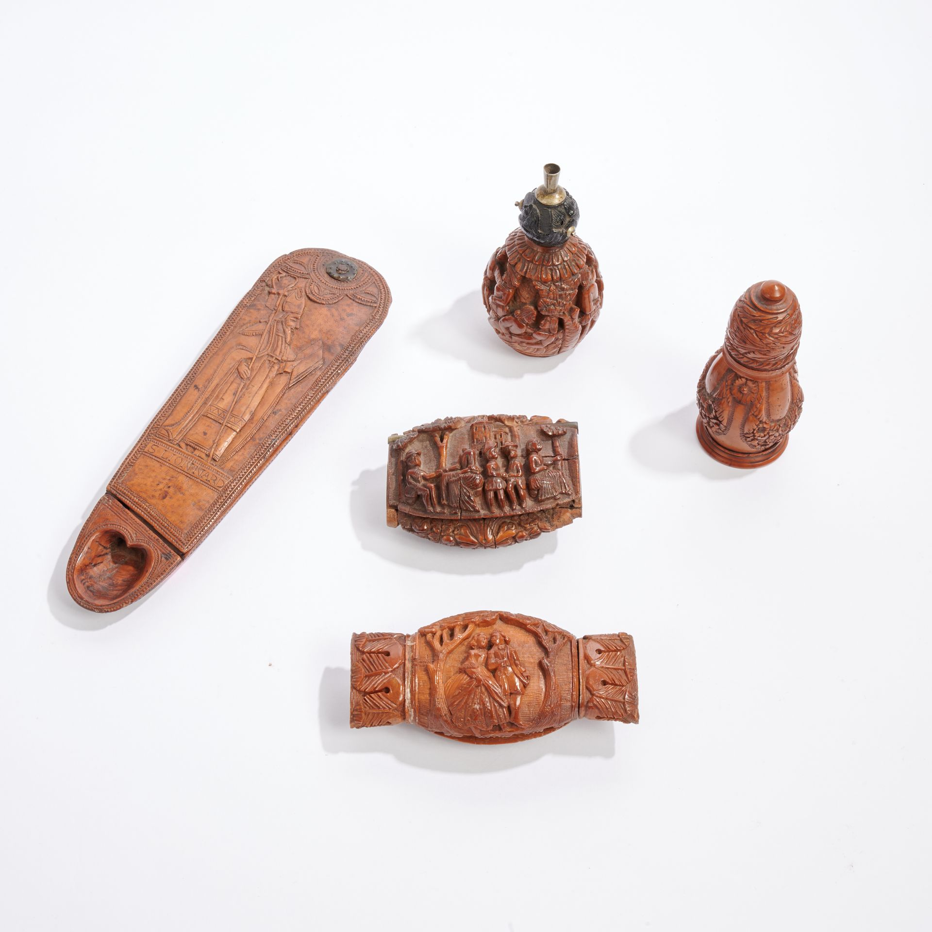Null 木雕圣莱昂纳多的烟草锉。 
18 世纪（修复）。 
两个鼻烟盒和两个雕刻科罗索图案的振动器（缺失和损坏），18 和 19 世纪。