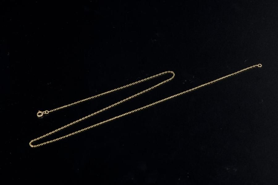 Null Chaînette en or jaune 18K à maille forçat limée.

Long. : 48 cm - Poids : 3&hellip;