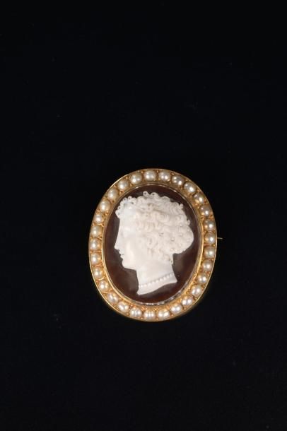 Null Grand camée agate sculpté du profil d'une jeune femme au collier de perles &hellip;