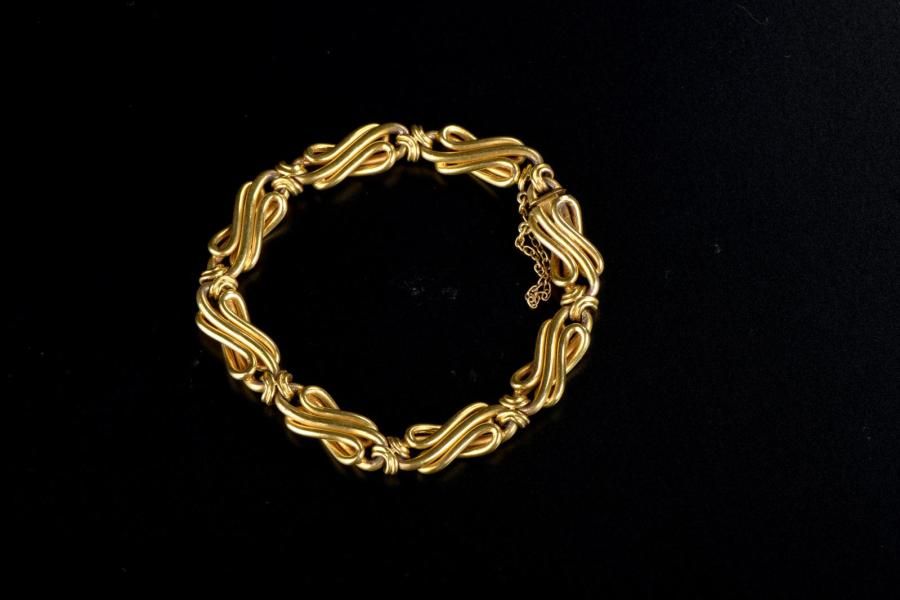 Null Bracelet articulé en or jaune 18K à huit maillons à tige nouée en huit.

Lo&hellip;