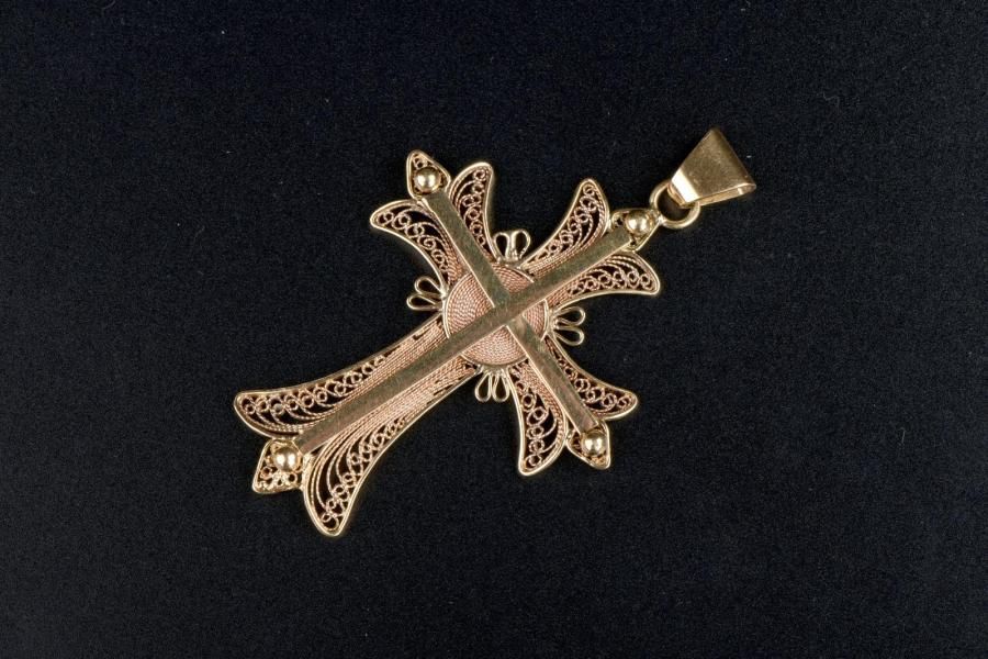 Null Croix pendentif en or jane 18K filigrané.

Haut. : 6,5 cm - Larg. : 4 cm - &hellip;