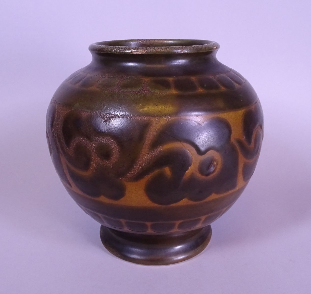 CATTEAU Charles 陶瓷：棕色炻器Boch Kéramis花瓶，带花卉图案，署名*CATTEAU C.* (Charles) (Douai 1880&hellip;