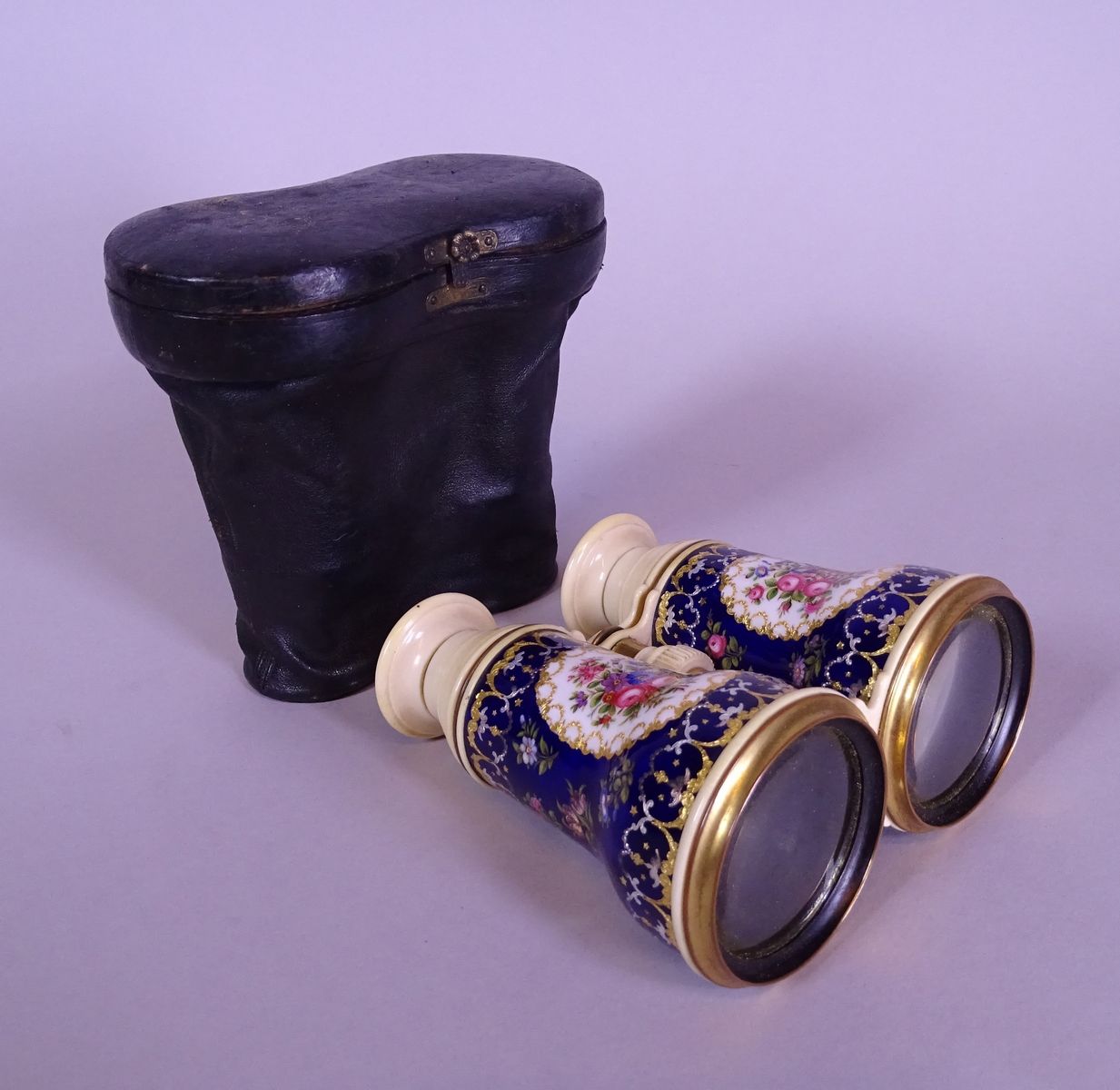 Null 对象 EU ONLY 彩绘瓷器剧院双筒望远镜，带象牙环，19世纪巴黎专利，装在箱子里，高：13厘米（有裂纹）。