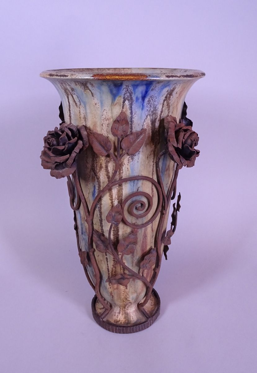 Guérin Roger Keramik: Bouffioulx Salzwaren Geflammte Vase mit Schmiedeeisen verz&hellip;