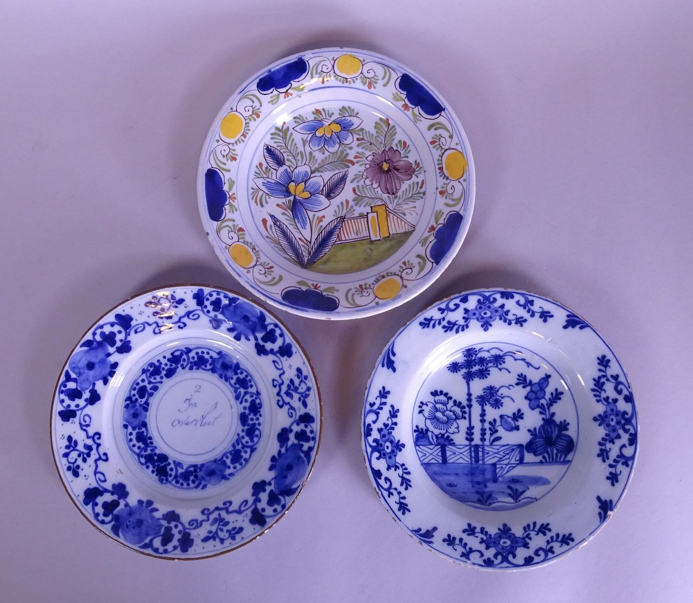 Null 陶瓷：3个18世纪的代尔夫特盘子：2个中国蓝色卡马伊乌装饰，直径：22.5厘米和21厘米（EGR），1个多色盘，直径：23厘米。