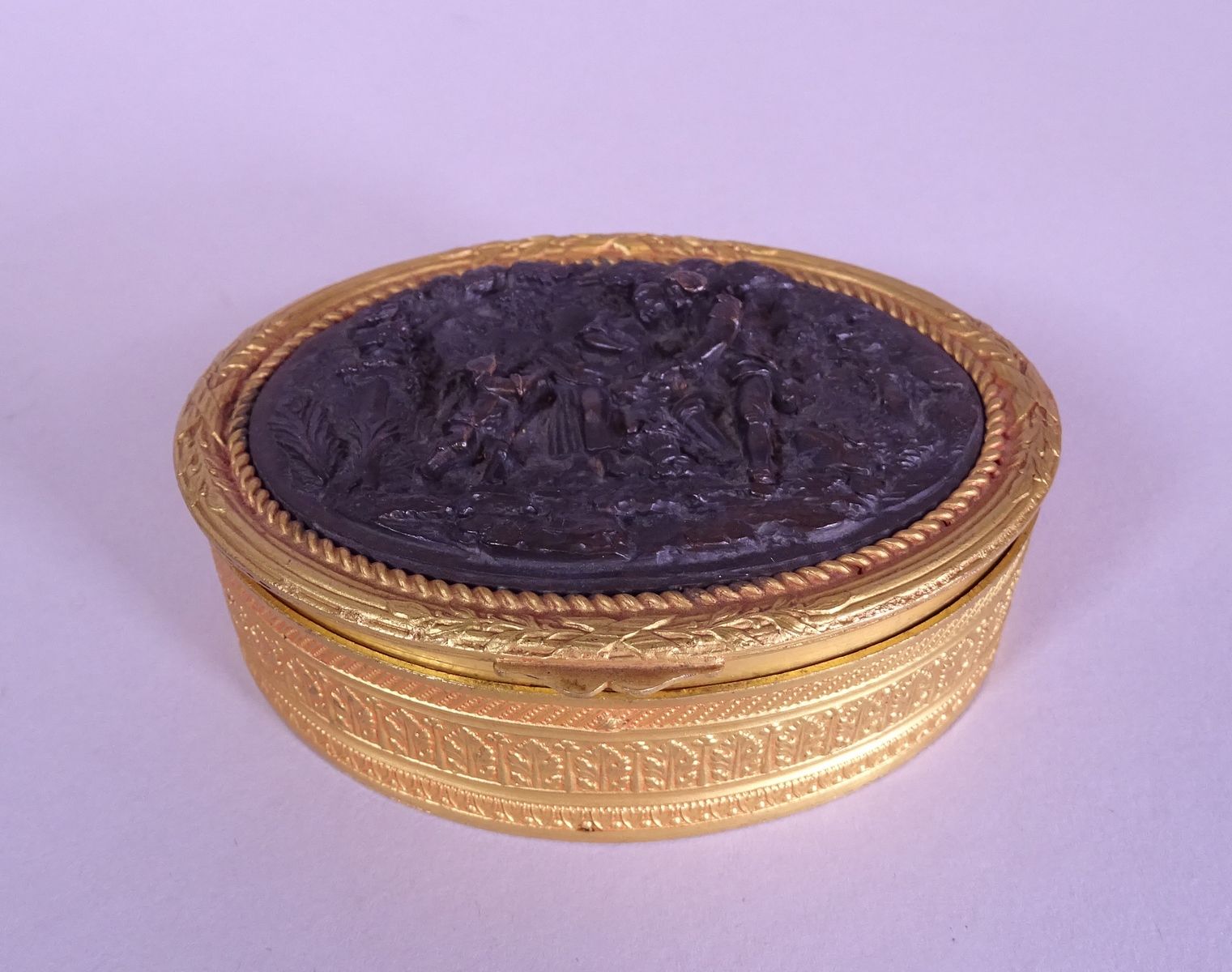 Null Oggetto: scatola in rame e bronzo dorato a/ bassorilievo in bronzo -Scena g&hellip;