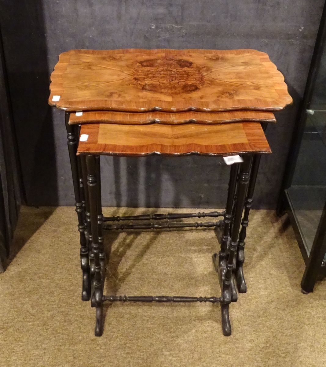 Null Piece of furniture: Walnut burr wood nesting table (3 elements) early 20th &hellip;