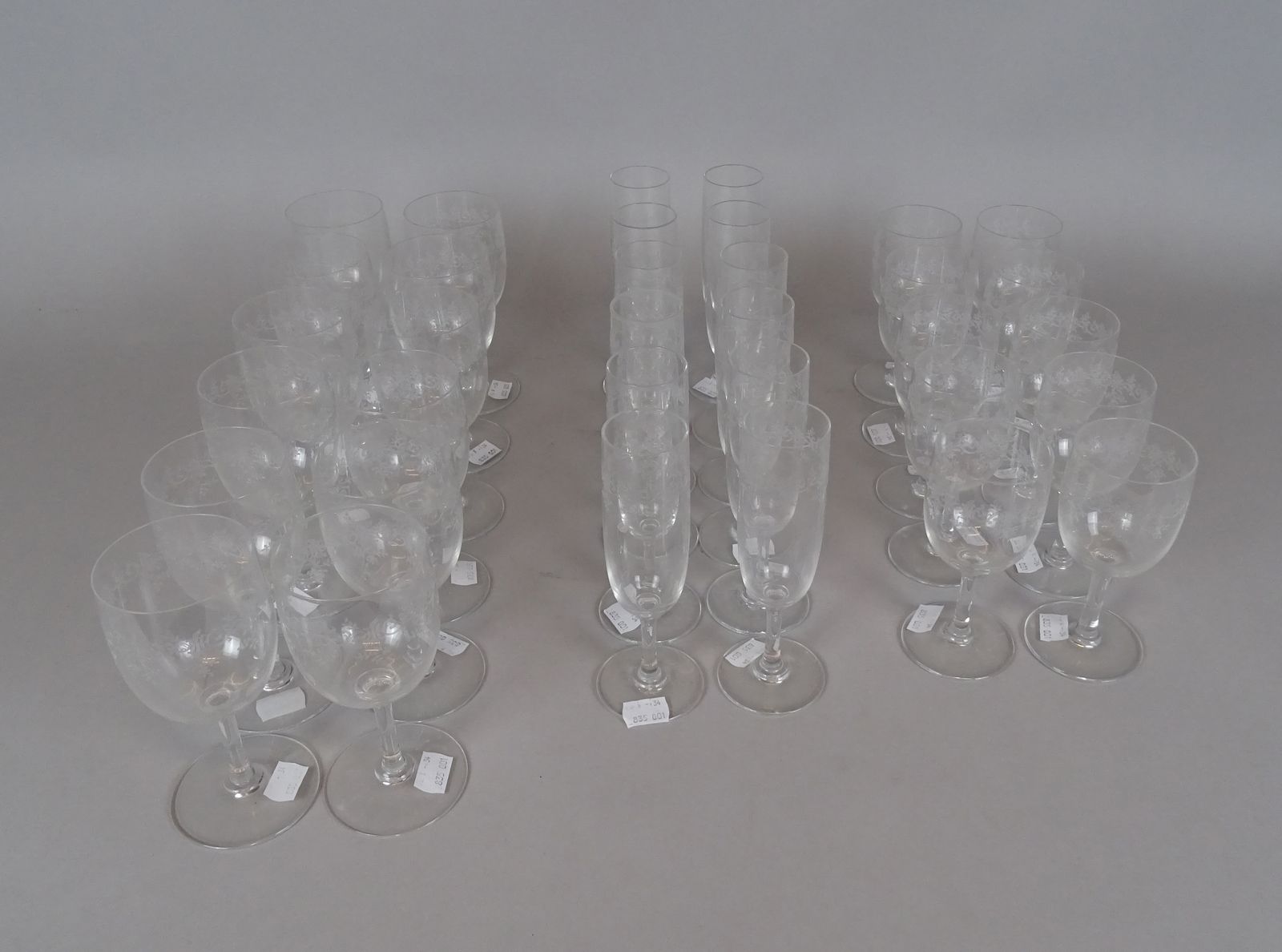 Null Verrerie: Service de verres en cristal gravé BACCARAT (34) 10 verres vin ro&hellip;