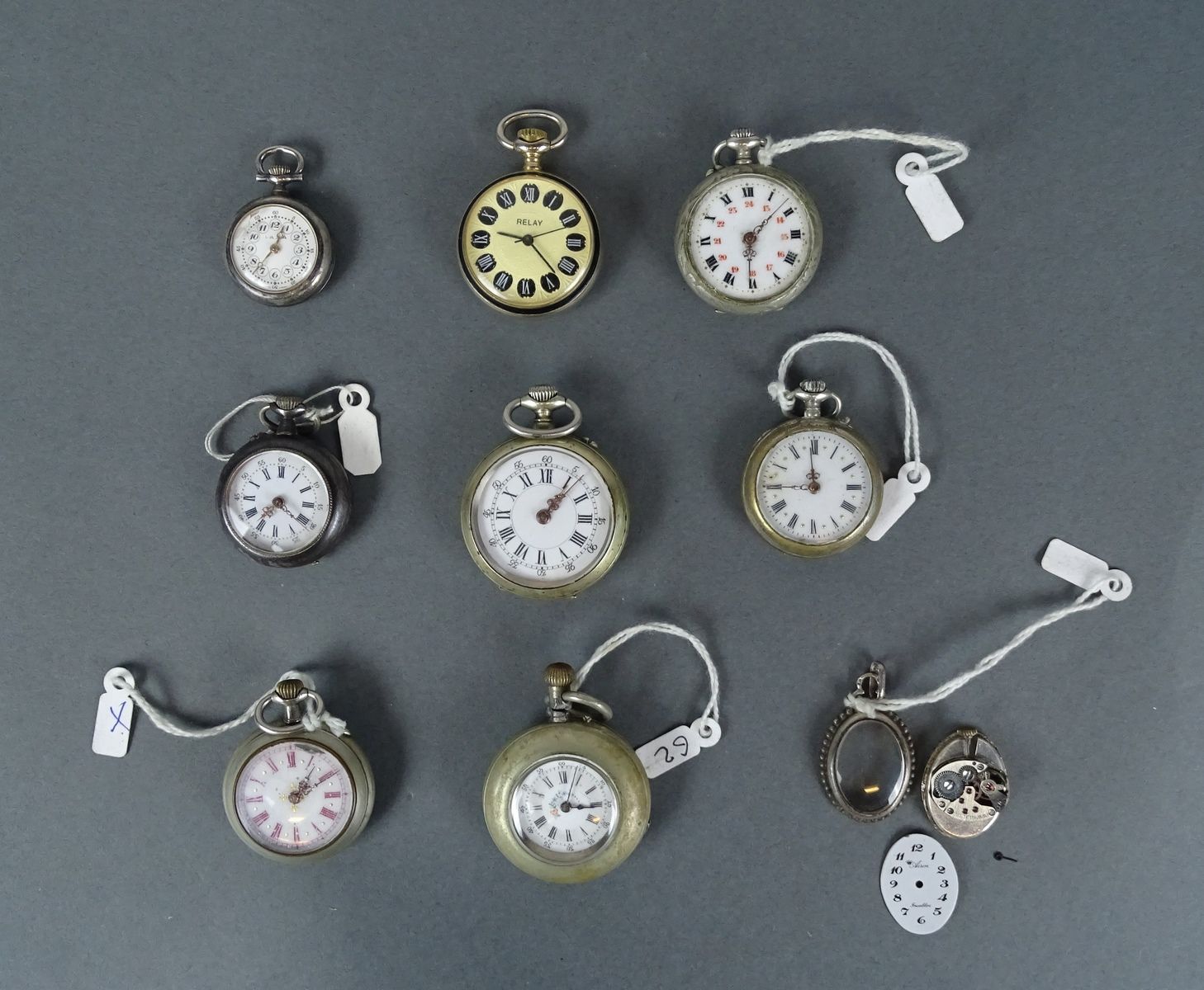 Null Bijou: montres de gousset de col en métal argenté mvt à remontoir (8) + 1 m&hellip;