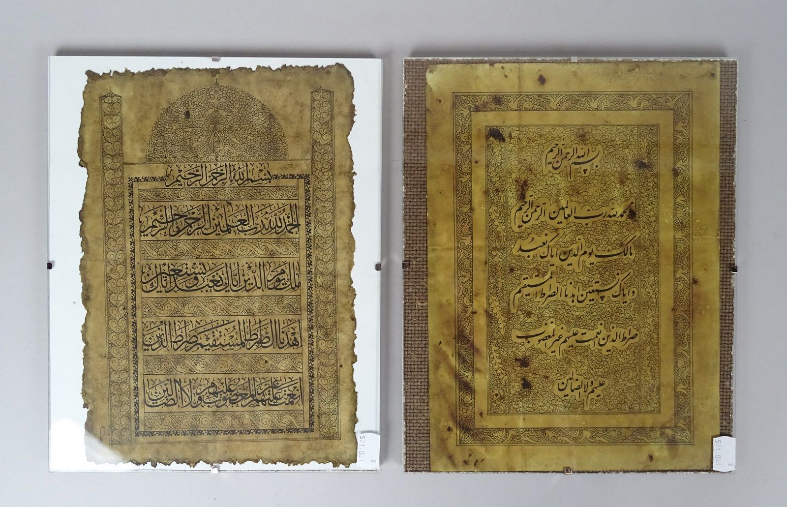 Null Collection: 2 pages très anciennes de Coran 29x20cm sous-verre
