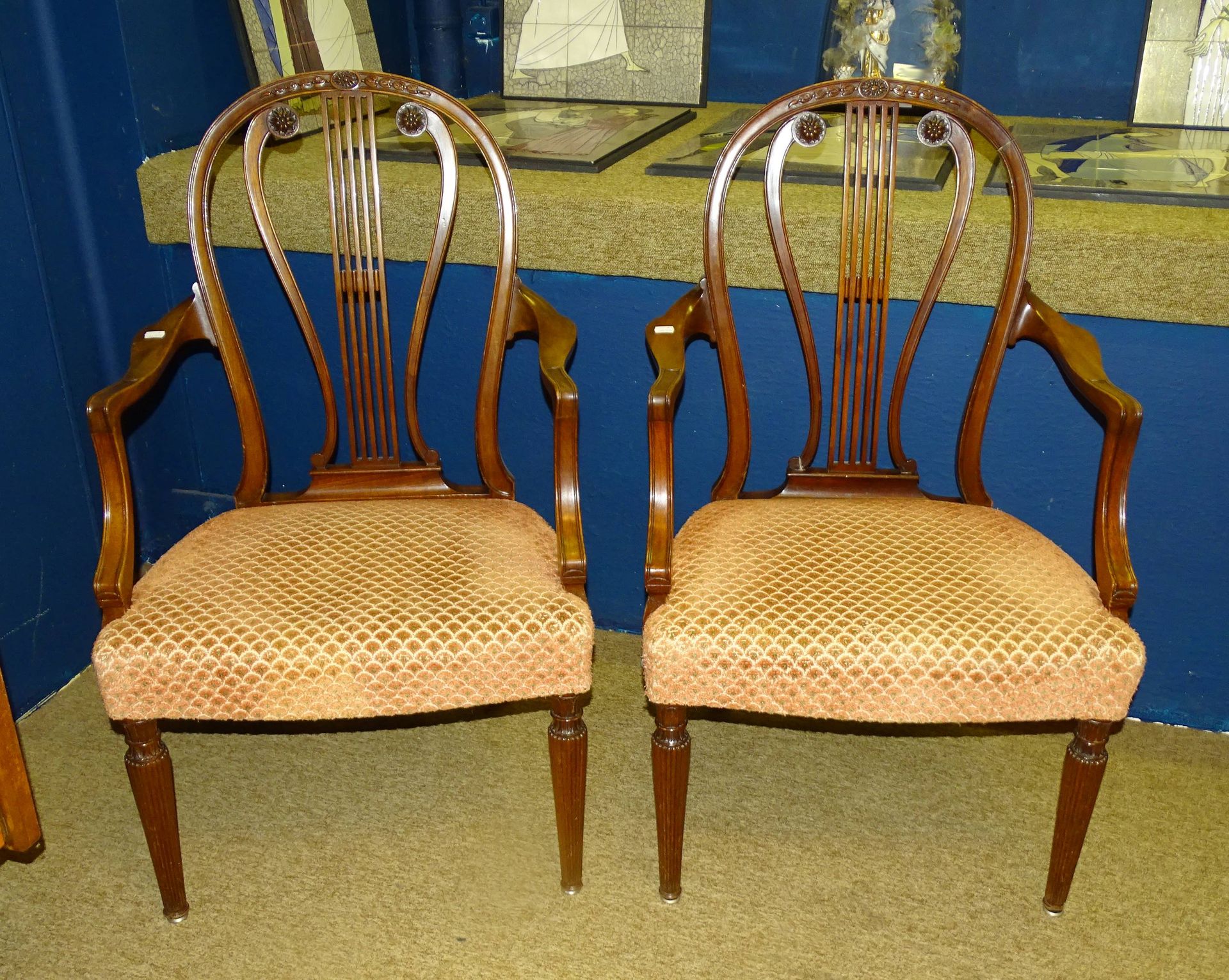 Null Meuble: Paire de fauteuils de style anglais en acajou sculpté dossier lyre &hellip;