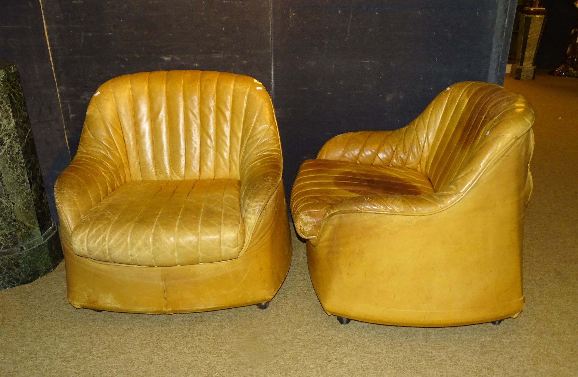 Null Meuble: Paire de fauteuils vintage en cuir ligné (ds l'état)