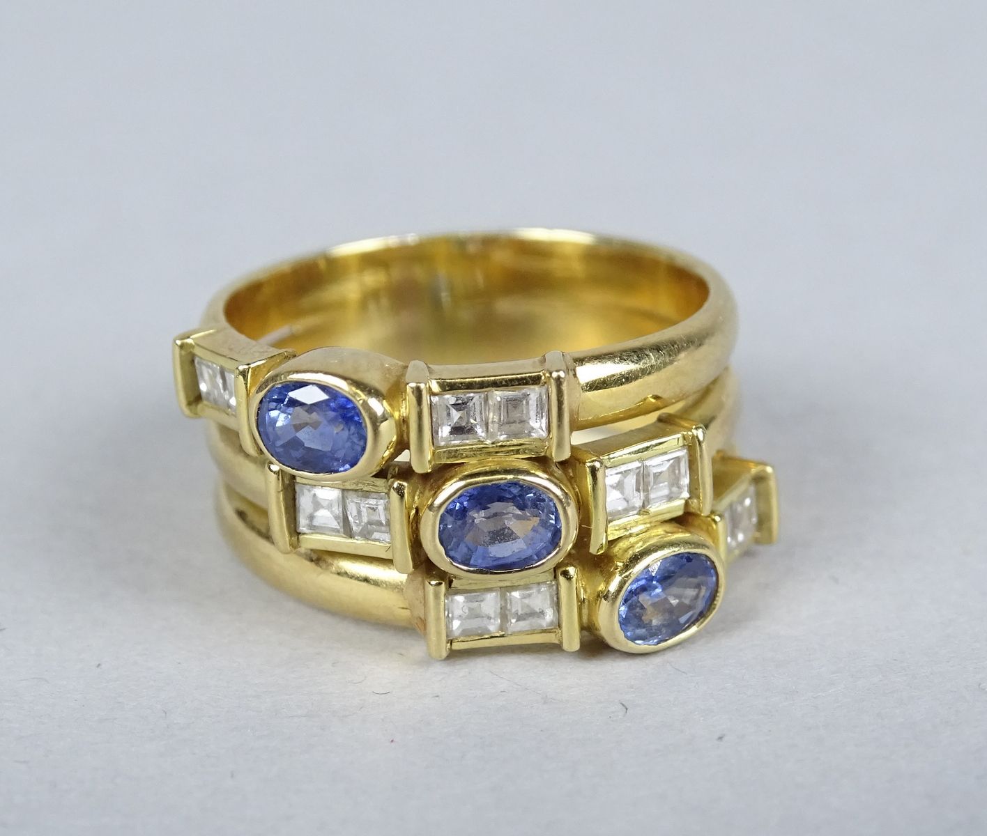 Null Schmuckstück: Ring aus 18 Karat Gelbgold mit 3 ovalen Saphiren und 12 Diama&hellip;