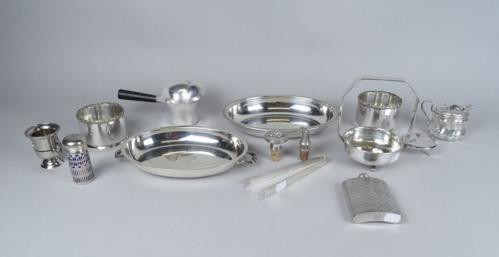 Null 银器：很多镀银物品，包括CHRISTOFLE糖钳，糖罐，杯垫，（13件）。