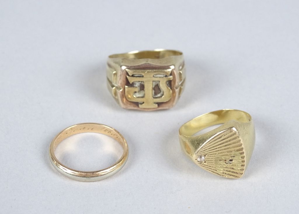 Null Joyas: 2 anillos en oro amarillo 18K (1mq) P:8,2gr + anillo sello en oro am&hellip;