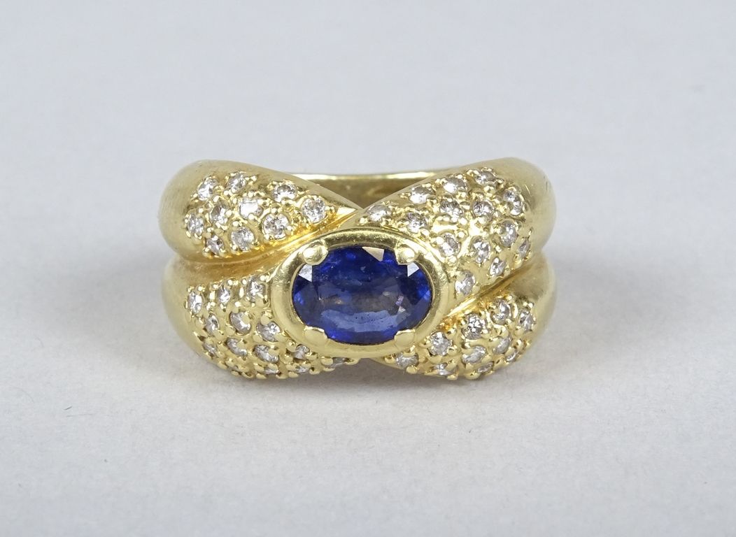 Null 宝石：18K黄金戒指，镶嵌一颗椭圆形蓝宝石和48颗钻石 P：10gr