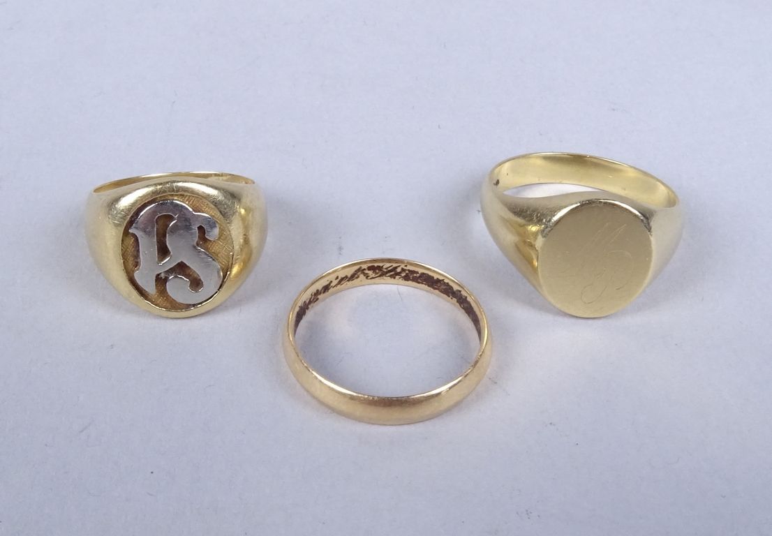 Null Jewel: Ring, signet ring, wedding band in 18K yellow gold P: 17,9gr (3pcs)