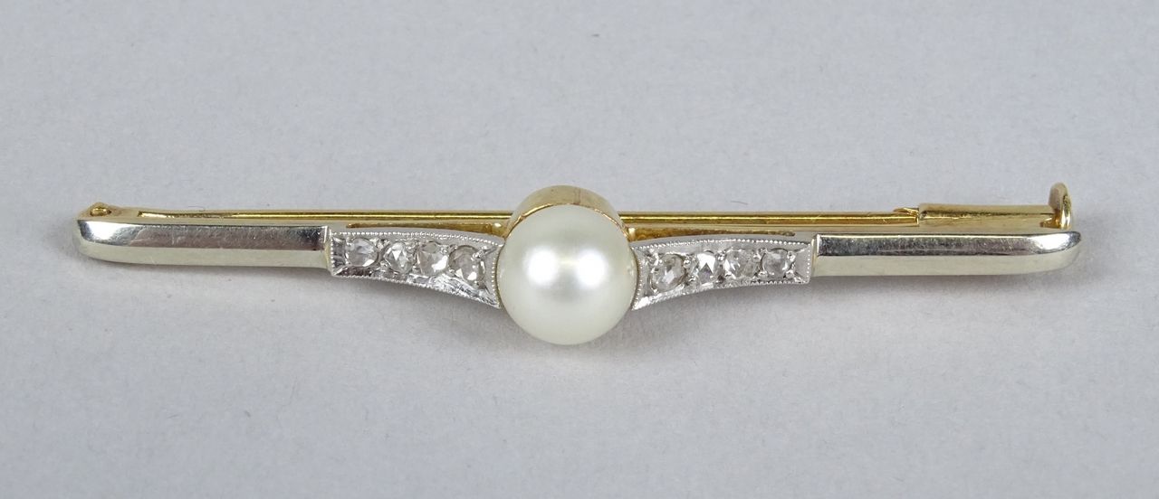 Null 宝石：18K黄金和白金胸针，镶嵌养殖珍珠和玫瑰式切割钻石 P：5.9gr