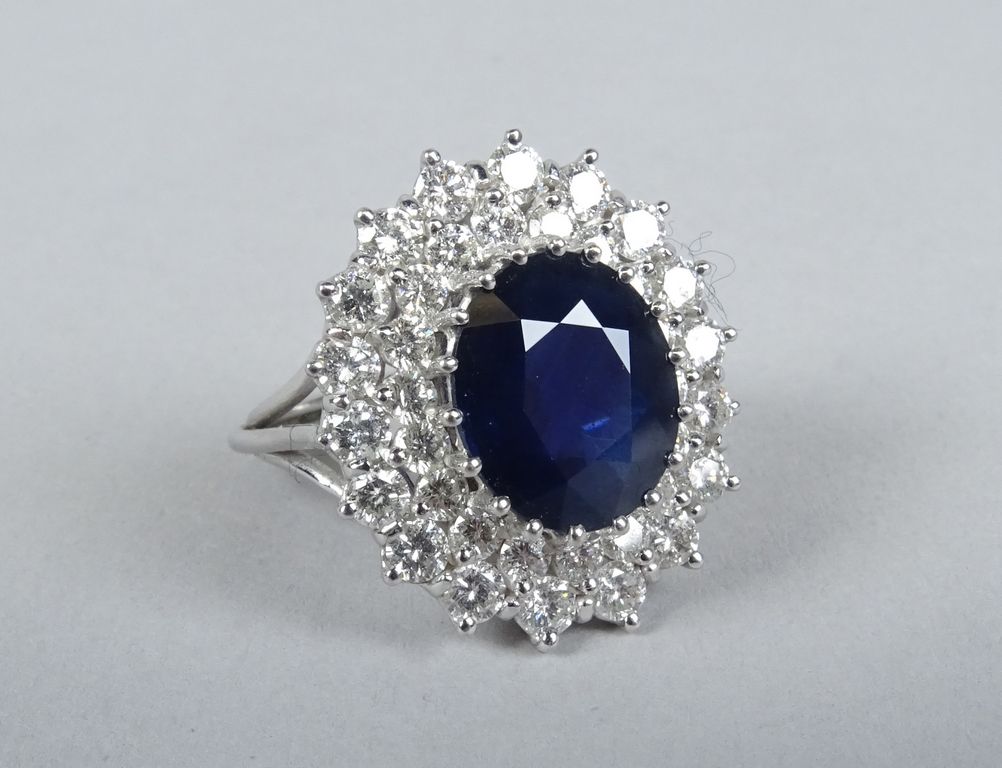 Null 宝石：18K白金戒指，镶嵌着一颗椭圆形蓝宝石（可能是天然的），周围有36颗钻石 P：8.6gr
