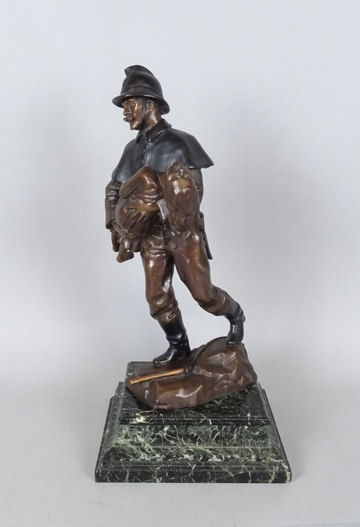 DE VALERIOLA Edmond Sculpture: bronze -Pompier avec enfant- signé *DE VALERIOLA &hellip;