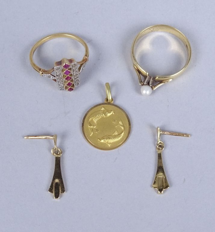 Null 首饰：18K黄金首饰套装 P: 9.7gr (镶嵌钻石和红宝石的戒指，镶嵌珍珠的戒指，耳环（MQ），吊坠) (4件)
