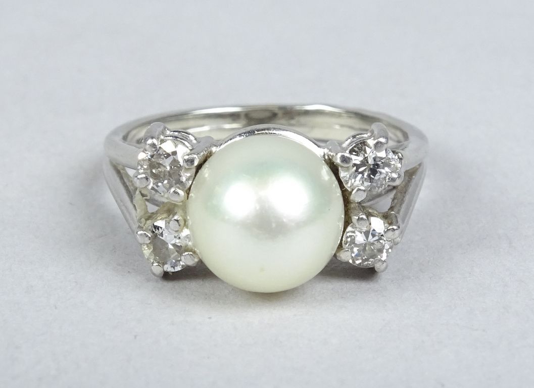 Null 宝石：18K白金戒指，镶嵌有养殖珍珠和钻石 P：5克