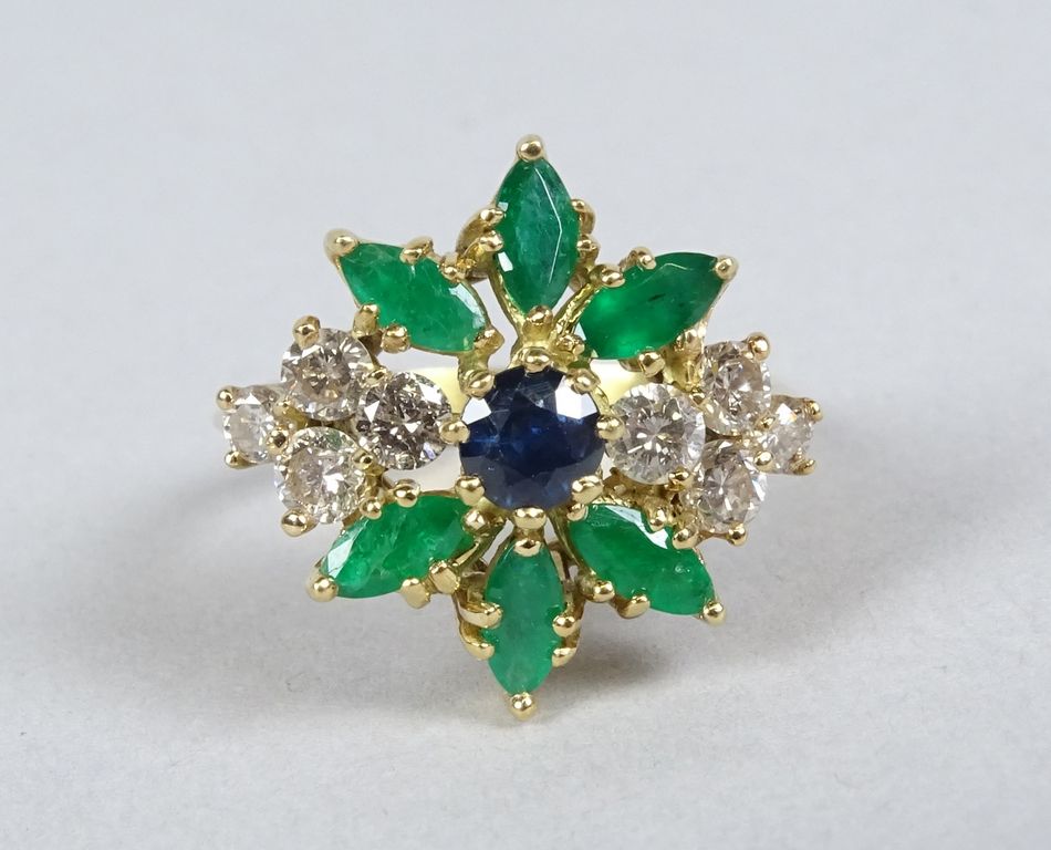Null 宝石：18K黄金戒指，镶嵌8颗钻石、6颗绿宝石和1颗中央蓝宝石 P：5.5g