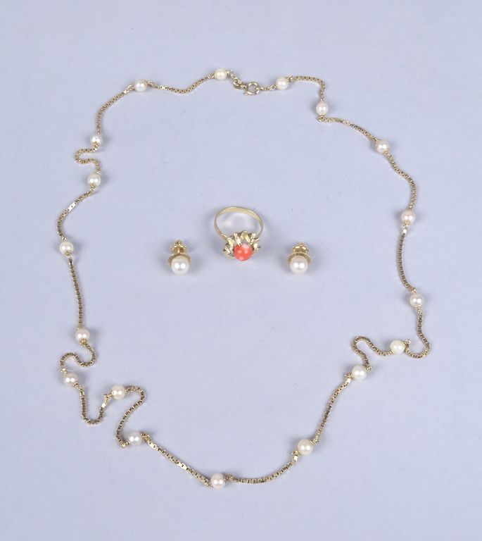 Null 珠宝：18K黄金养殖珍珠项链和一对耳环以及珊瑚戒指 EU ONLY P:20.3gr (3件)